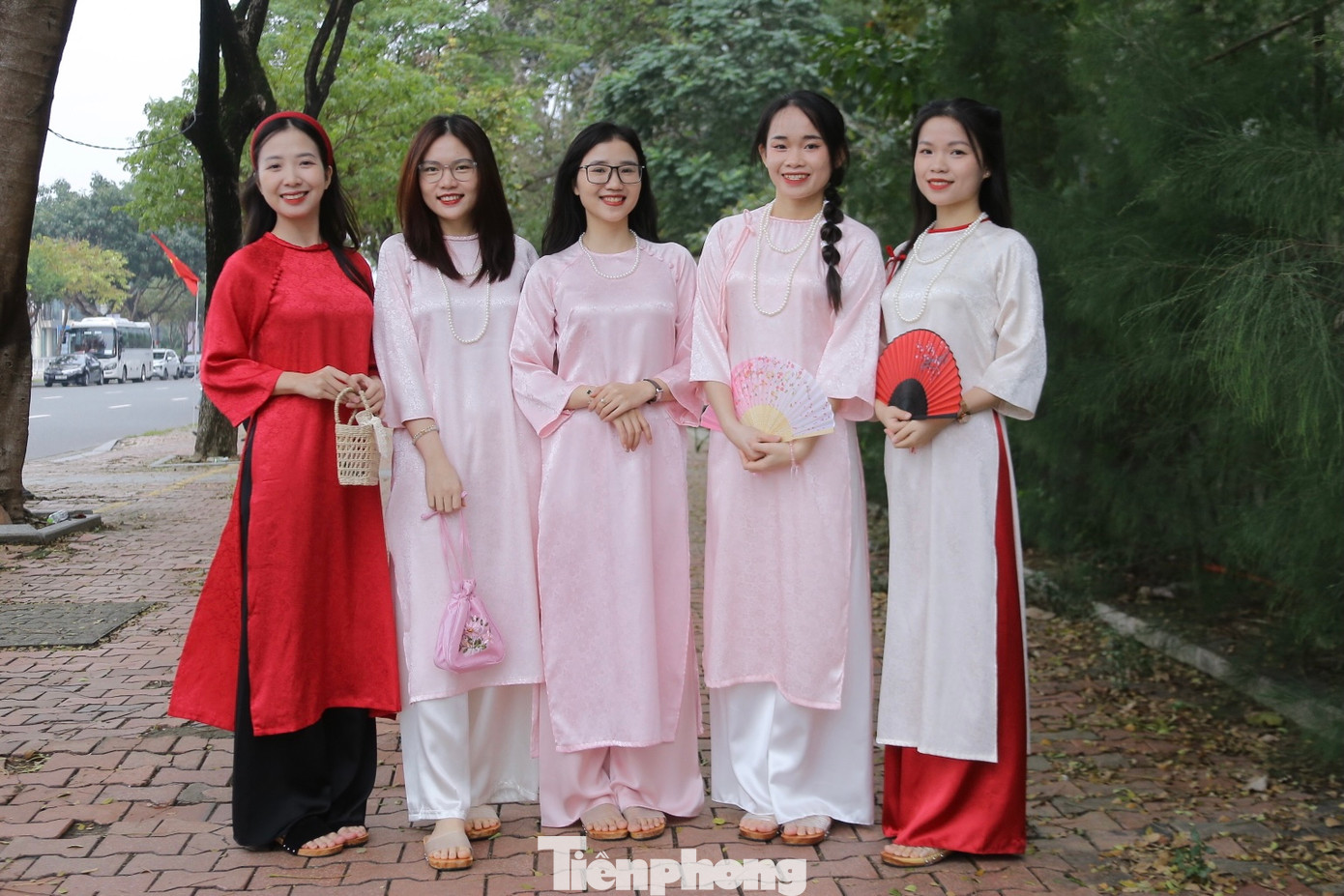 Nhóm bạn trẻ diện cho mình bộ áo dài xinh xắn, xuống phố chụp hình cùng nhau.