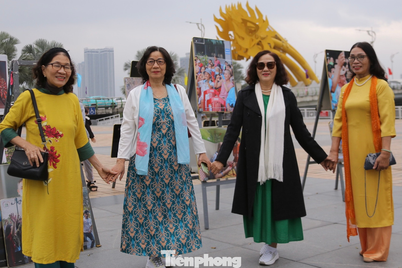 Xúng xính trong tà áo dài, cùng nhau tham quan, chụp hình.