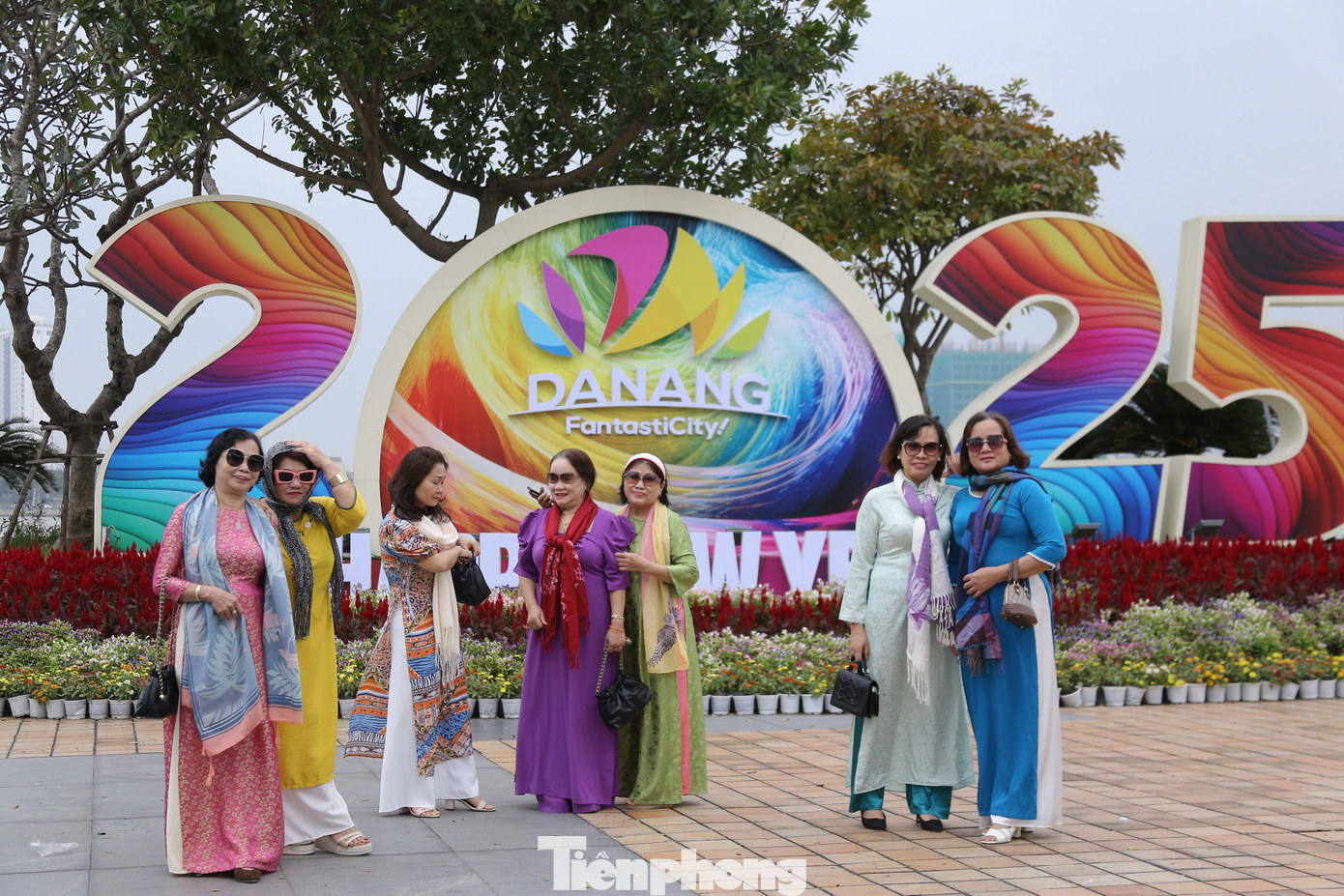 Dự kiến trong Tết Nguyên đán sắp tới, Đà Nẵng sẽ có khoảng 4.300 lượt chuyến bay cất/hạ cánh tại sân bay Đà Nẵng, tăng 21% so với cùng kỳ, bình quân mỗi ngày có 282 lượt chuyến bay cất/hạ cánh. Tổng lượt khách lưu trú ước khoảng 131.640 lượt, tăng 20% so với cùng kỳ, với 50% là khách quốc tế.