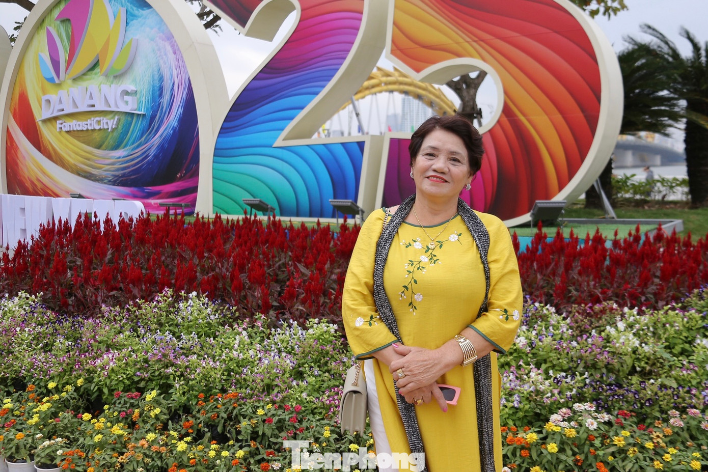 Bà Trần Thị Tuyết Nga - du khách tham quan cho biết: "Chúng tôi chọn áo dài để du xuân bởi tà áo dài thể hiện sự dịu dàng và nét đẹp của người phụ nữ Việt Nam. Hôm nay, nhân dịp đầu năm mới, chúng tôi đã chọn phố đi bộ Bạch Đằng để tham quan, chụp hình lưu giữ những khoảnh khắc để làm kỷ niệm".