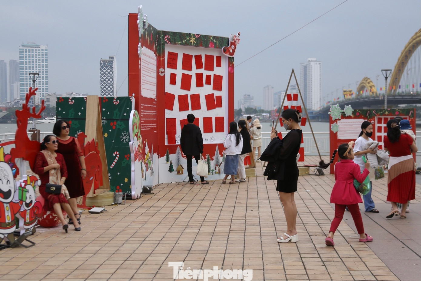 Ghi nhận của PV Tiền Phong chiều 1/1, thời tiết Đà Nẵng se lạnh, không khí mát mẻ, nhiều người dân và du khách đã đổ về hai bên bờ sông Hàn, dưới chân cầu Rồng để tham quan, du xuân trong ngày đầu năm mới.