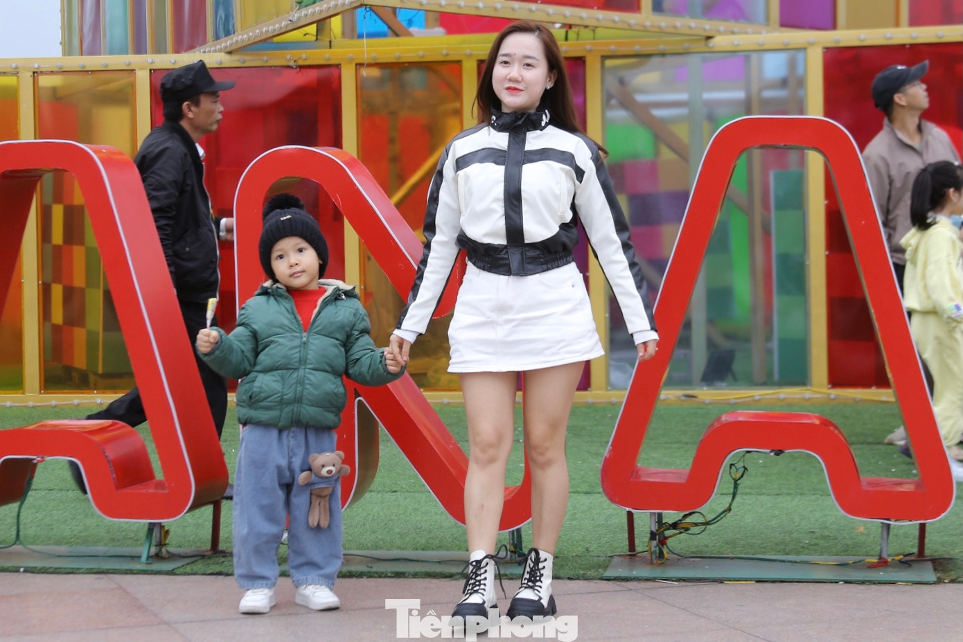 Nhiều gia đình chọn công viên dưới chân cầu Rồng để check-in trong tiết trời se lạnh, mát mẻ.