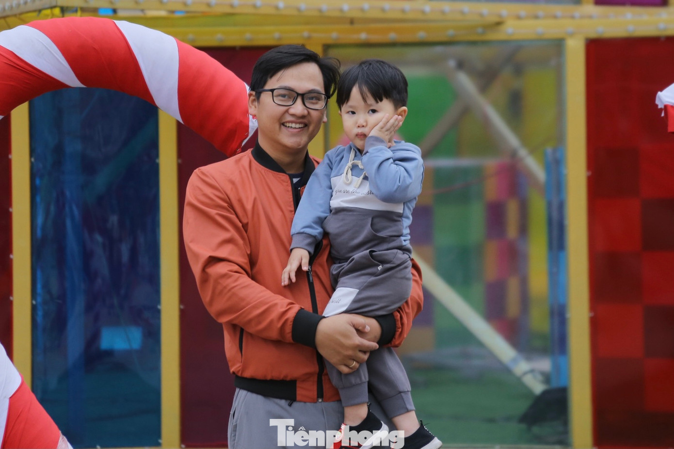 Nhiều gia đình chọn công viên dưới chân cầu Rồng để check-in trong tiết trời se lạnh, mát mẻ.