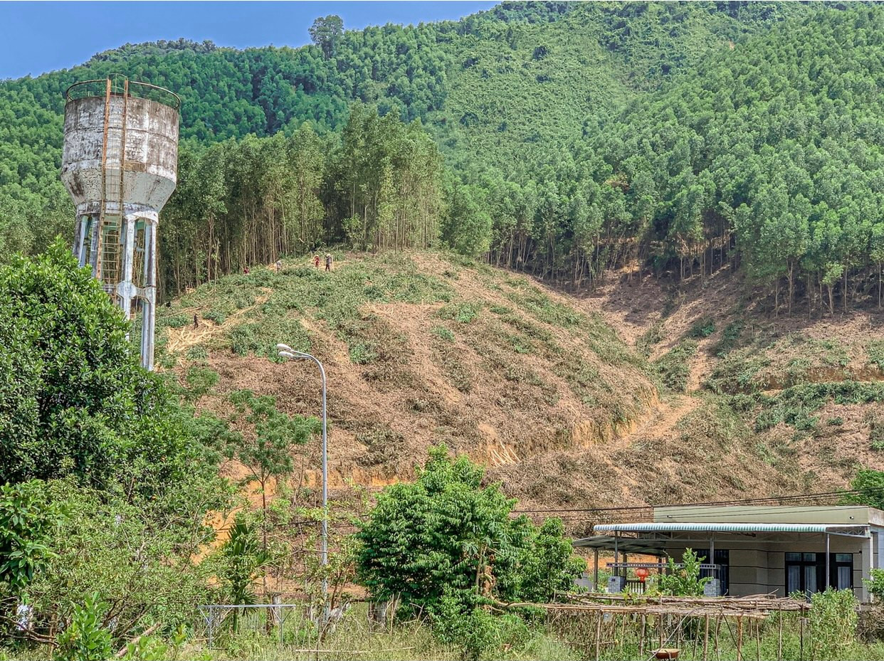 Dù ở ngay cạnh bồn chứa nước khe nhưng nhiều hộ dân (tổ 1, thôn Nam Yên) vẫn chịu cảnh thiếu nước mỗi ngày.