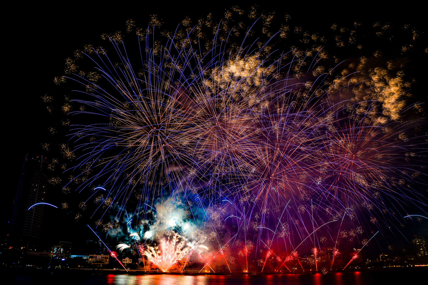 Mở đầu bằng chuỗi pháo tầm cao đỏ rực trên nền nhạc rock và cinematic mạnh mẽ, từng nhịp pháo như nhịp tim của thành phố đang phấn khích đến cao trào. Hiệu ứng ánh sáng sắc nét tạo cảm giác như đang thưởng thức một bộ phim hành động sống động giữa bầu trời đêm.