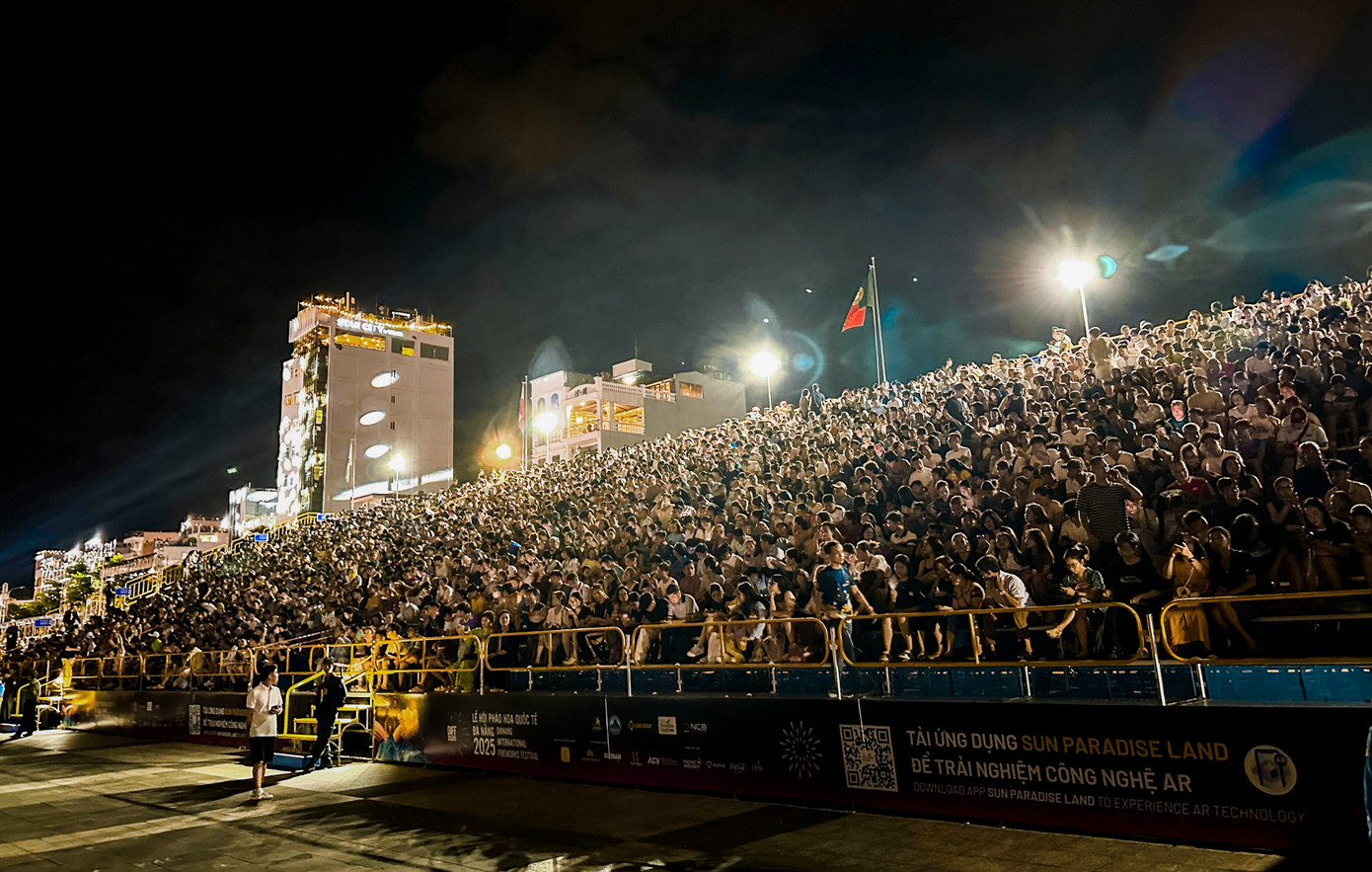 Khán giả lấp đầy khán đài xem pháo hoa bên sông Hàn.