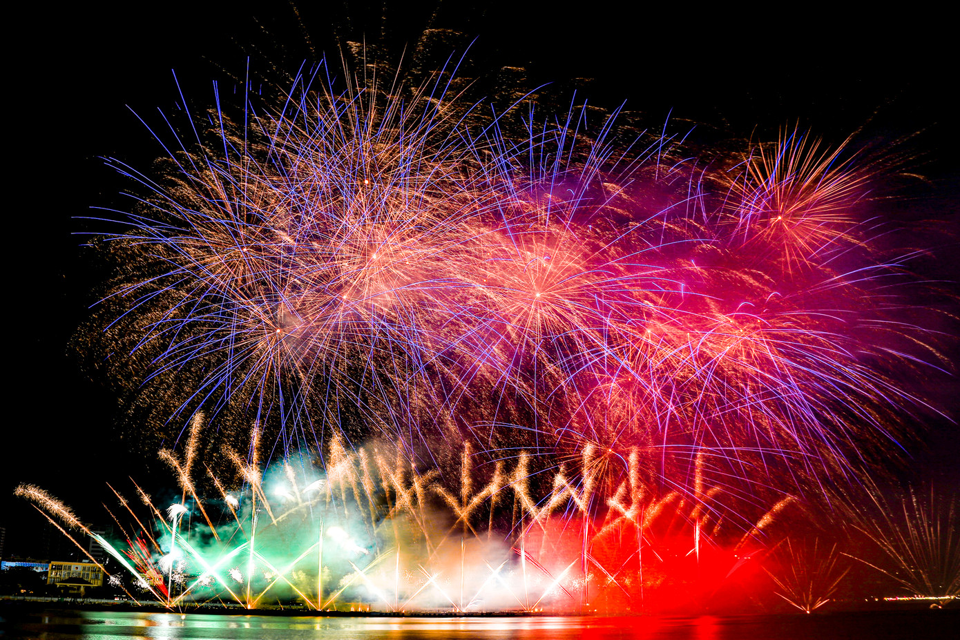 Khi giai điệu jazz vui tươi vang lên, không gian chuyển tông bất ngờ với những chùm pháo rơi như thác ánh sáng. Sự kết hợp tinh tế với các bản nhạc Việt Nam đến cảm giác gần gũi, thân thuộc, khiến nhiều khán giả không khỏi bật cười thích thú khi thấy pháo hoa “nhảy múa” theo từng nhịp nhạc.