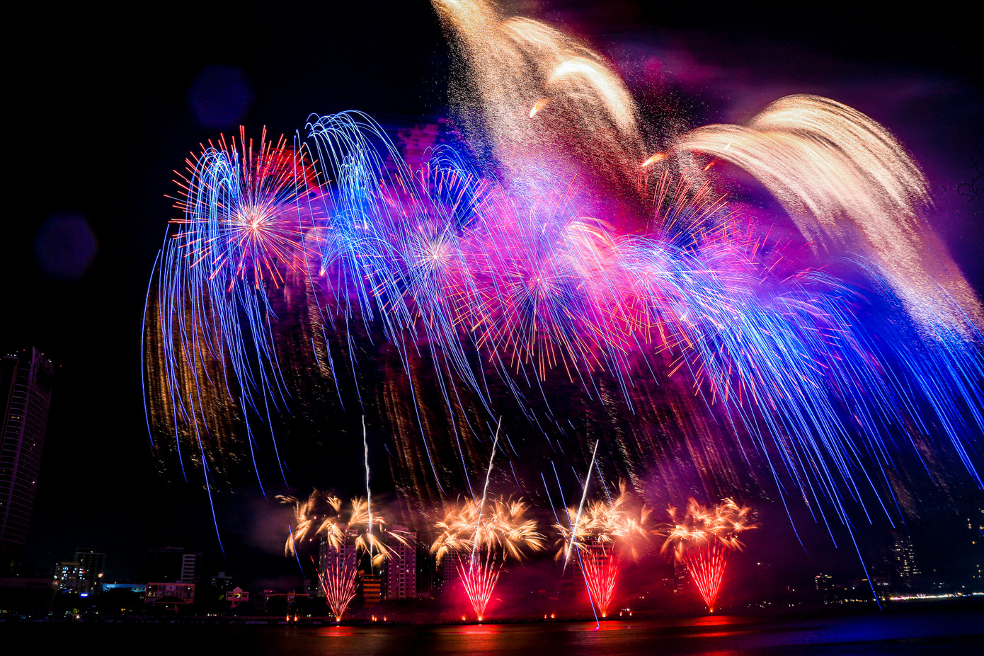 Những chùm pháo sắc vàng và xanh dương rực rỡ, bùng nổ trên nền nhạc sôi động khiến cả khán đài như vỡ òa trong phấn khích. Tinh thần hiện đại, năng động của thành phố Đà Nẵng, được “dịch” ra pháo hoa bằng thứ ngôn ngữ ánh sáng chính xác và đầy tính nghệ thuật.