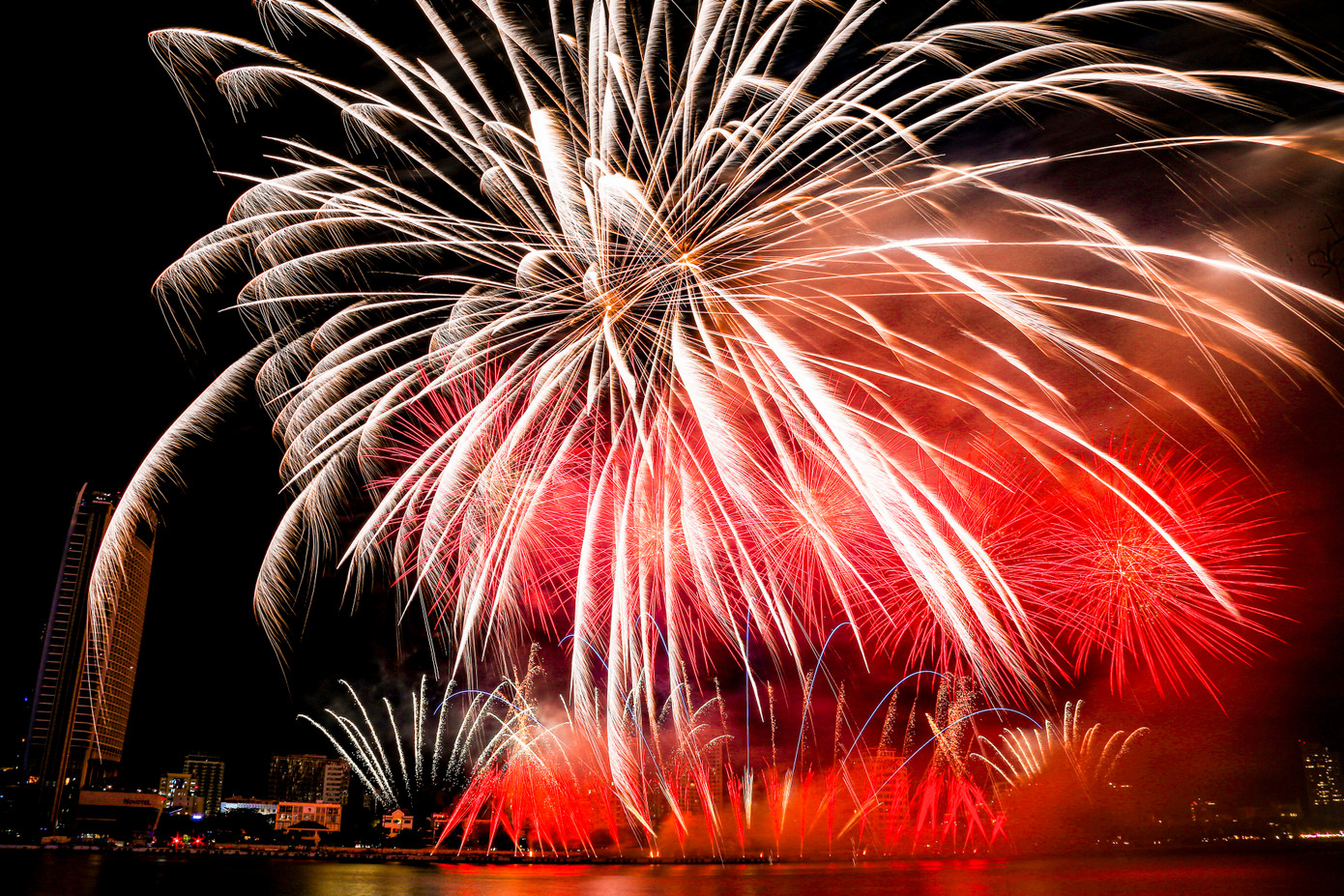 Trong khi đó, đội pháo hoa lừng danh đến từ Ý (Martarello Group S.R.L) lại đưa người xem bước vào một hành trình thị giác mê hoặc với phần trình diễn “Hòa ca ánh sáng – Khai mở tương lai”.