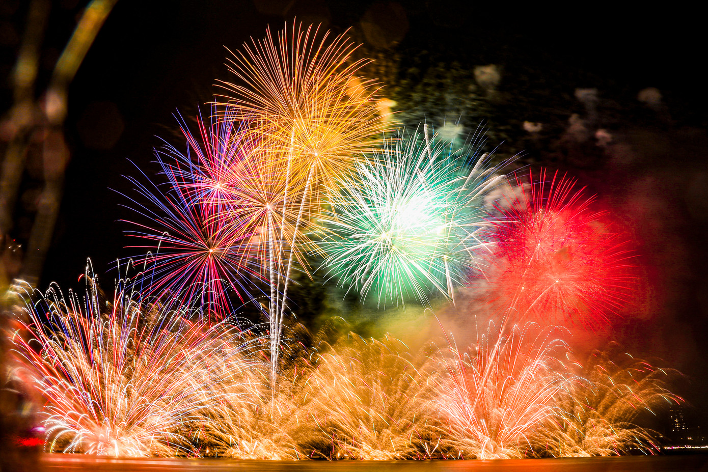 Màn trình diễn khép lại ấn tượng bằng những tràng pháo dày đặc bung tỏa vẽ nên hình ảnh rồng bay lộng lẫy, ôm trọn cảm xúc người xem vào cái kết viên mãn.