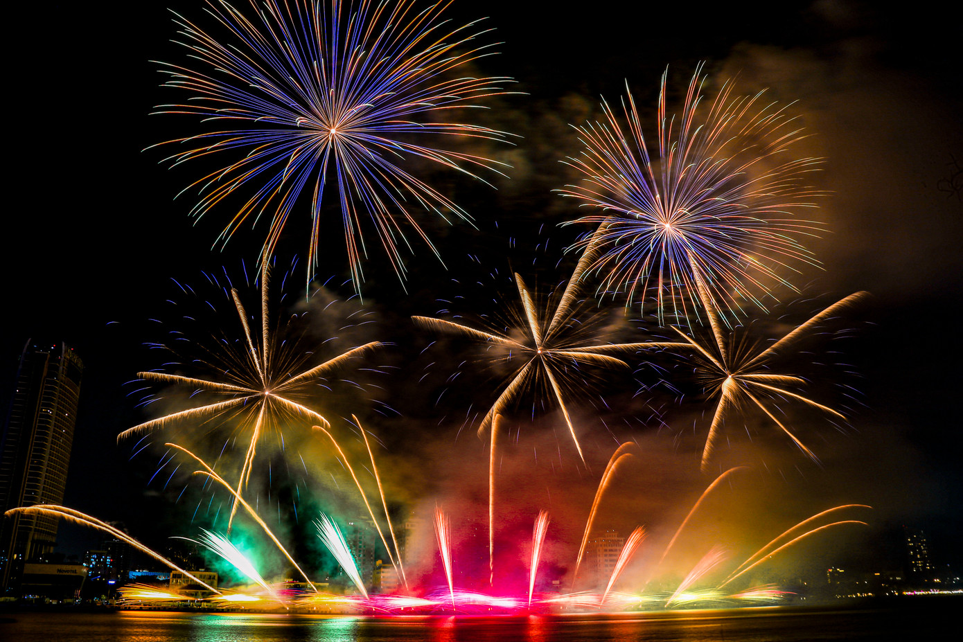 Đại tiệc ánh sáng giữa bầu trời hút gần 1,2 triệu lượt khách đến Đà Nẵng trong tháng 6.