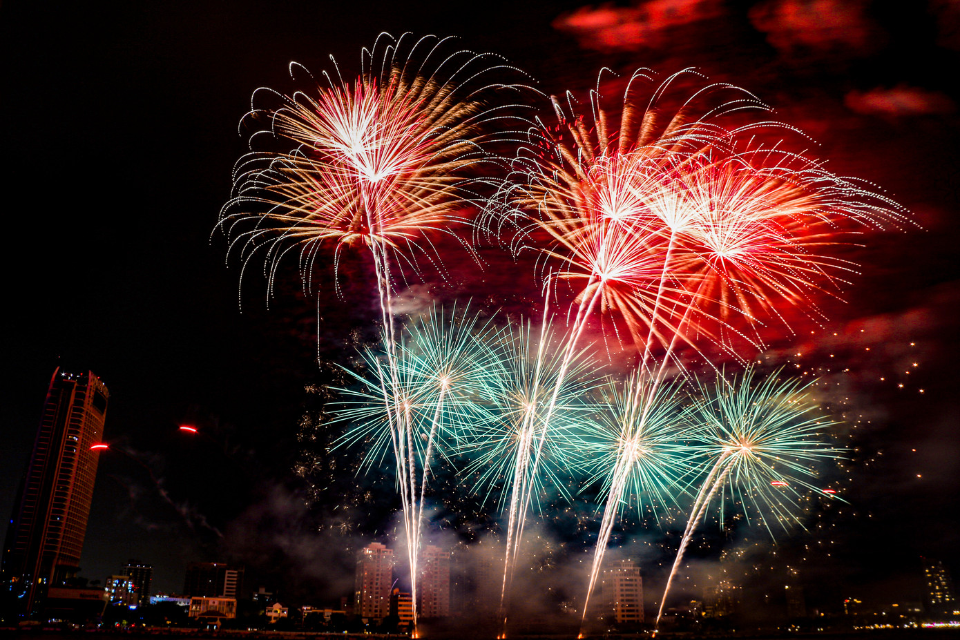 Ngay từ những giây đầu tiên, bản nhạc nền Fanfare nhẹ nhàng vang lên, hòa quyện với những tràng pháo hoa mềm mại, dẫn dắt khán giả bước vào không gian thơ mộng. Mỗi chương đều được dàn dựng tinh tế, chuyển tông uyển chuyển, hiệu ứng màu sắc phong phú như kể một câu chuyện bằng ánh sáng đậm chất điện ảnh.