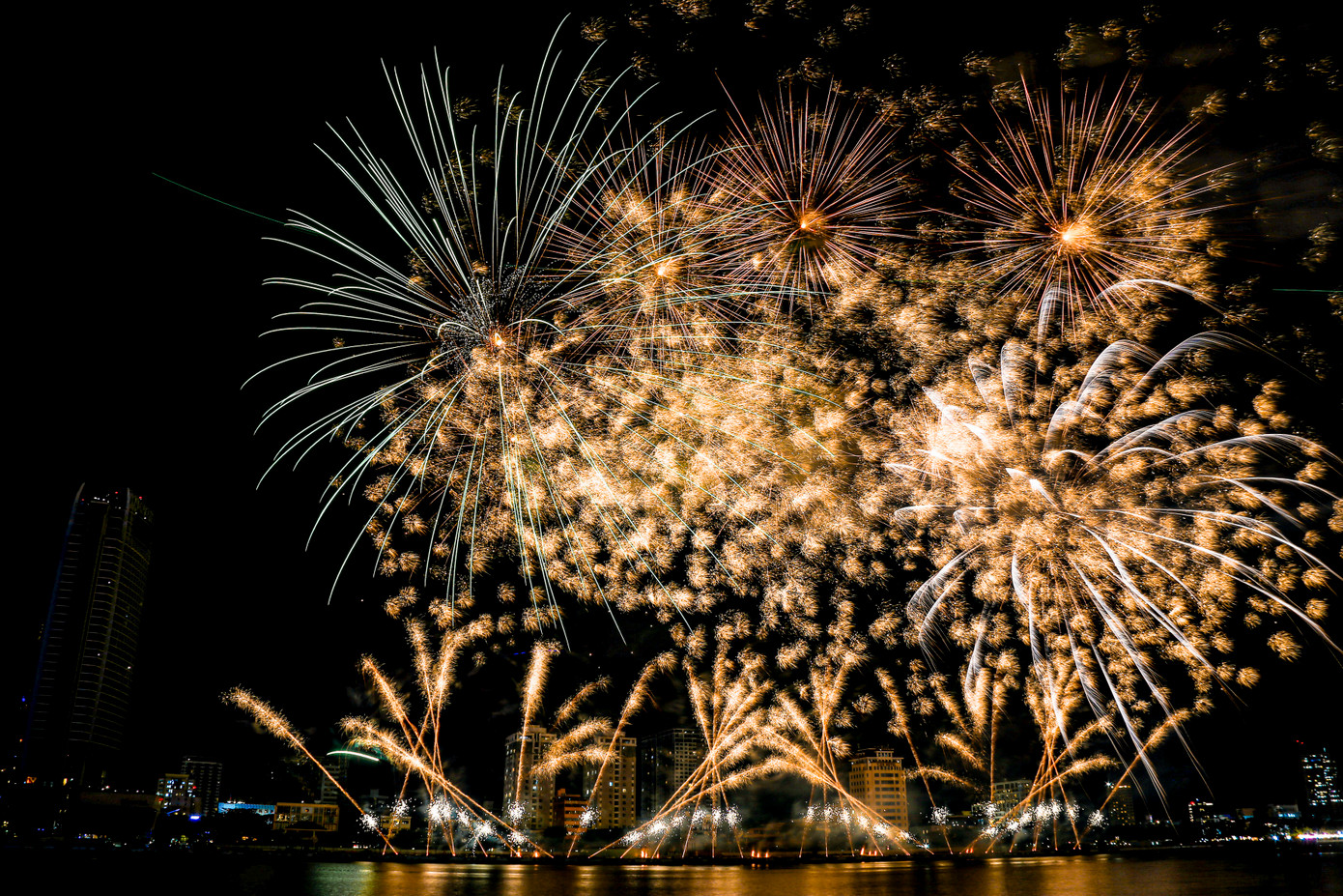 Càng về sau, màn trình diễn càng bùng nổ với loạt hiệu ứng độc đáo, pháo cánh quạt xoè rộng, pháo nước phun tầng, pháo đa sắc tầm cao, tất cả hòa quyện và dẫn dắt cảm xúc đến đỉnh điểm. Khi bản tình ca Time to Say Goodbye vang lên, hàng trăm tia pháo đồng loạt bung nở, khép lại phần thi bằng một cơn “mưa ánh sáng” ngoạn mục phủ kín khán đài.