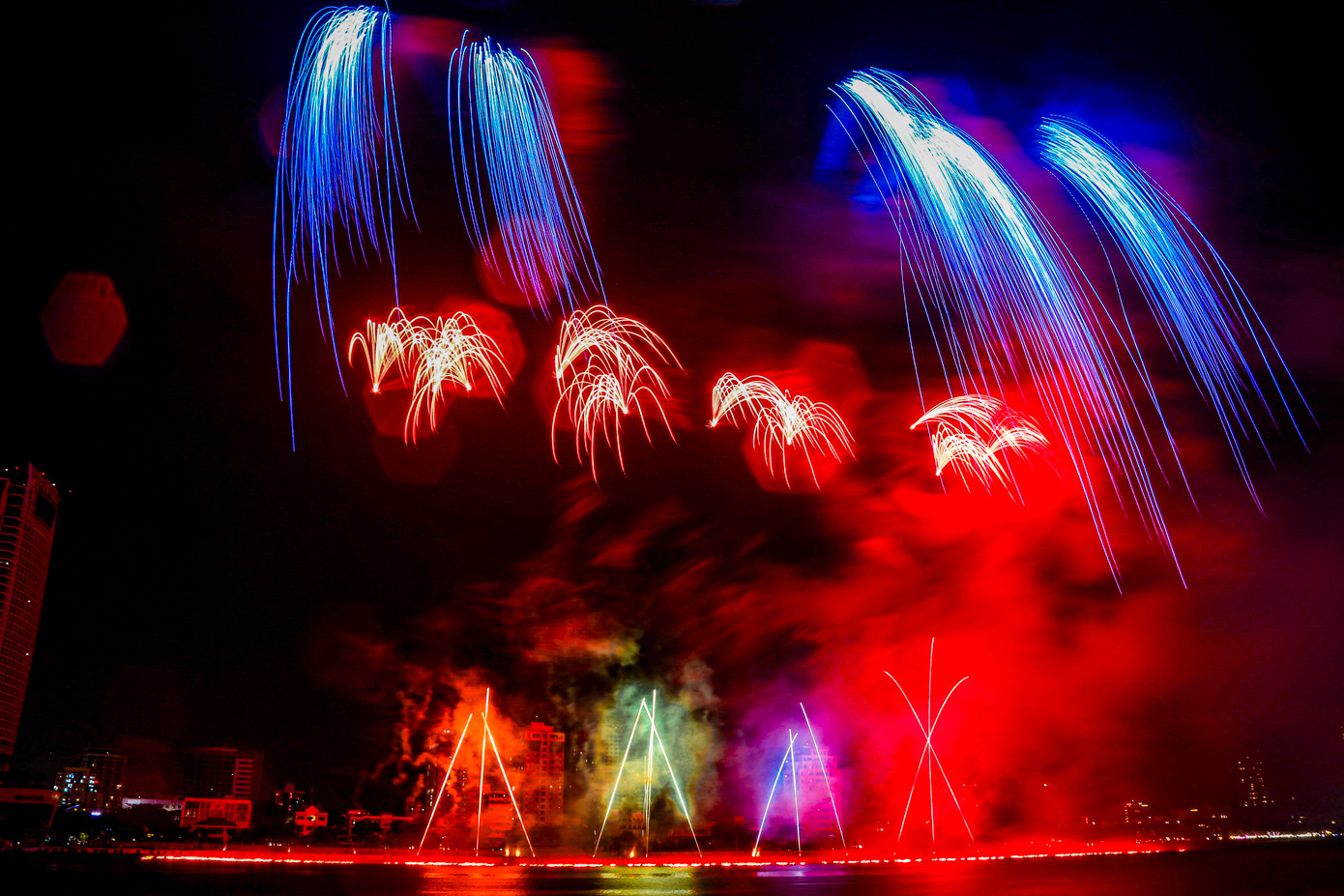 Những chùm pháo sắc vàng và xanh dương rực rỡ, bùng nổ trên nền nhạc sôi động khiến cả khán đài như vỡ òa trong phấn khích. Tinh thần hiện đại, năng động của thành phố Đà Nẵng, được “dịch” ra pháo hoa bằng thứ ngôn ngữ ánh sáng chính xác và đầy tính nghệ thuật.