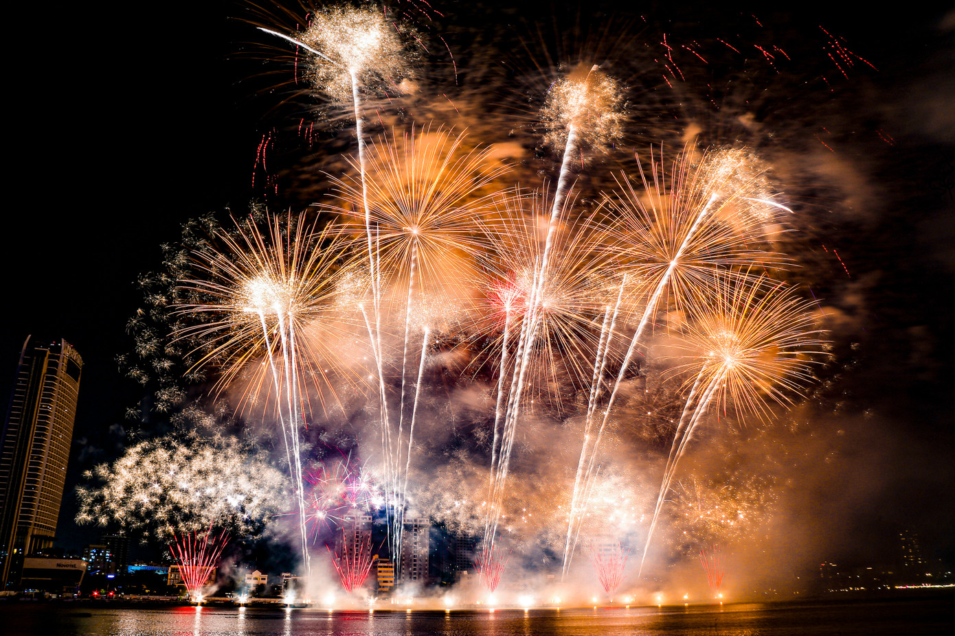 Với chủ đề “Công nghệ dẫn lối”, đêm thi thứ 5 mang đến một hành trình độc đáo kết hợp giữa công nghệ hiện đại và ngôn ngữ nghệ thuật. Hai đội thi Faseecom (Hàn Quốc) và Martarello Group S.R.L (Ý) lần lượt trình diễn những tác phẩm pháo hoa đỉnh cao, liên tục đưa cảm xúc khán giả chạm đỉnh bằng các tiết tấu bất ngờ và thị giác mãn nhãn.