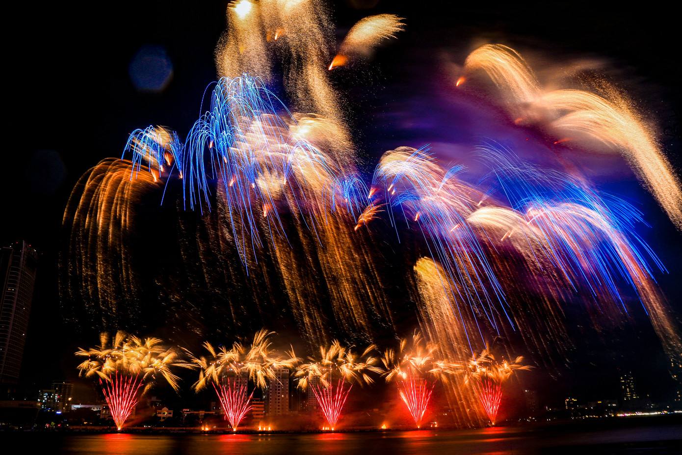 Lần đầu tiên góp mặt tại DIFF, đội Faseecom gây ấn tượng mạnh với màn chào sân mang tên “Vũ điệu rồng bay”, lấy cảm hứng từ biểu tượng Rồng và thành phố Đà Nẵng hiện đại.