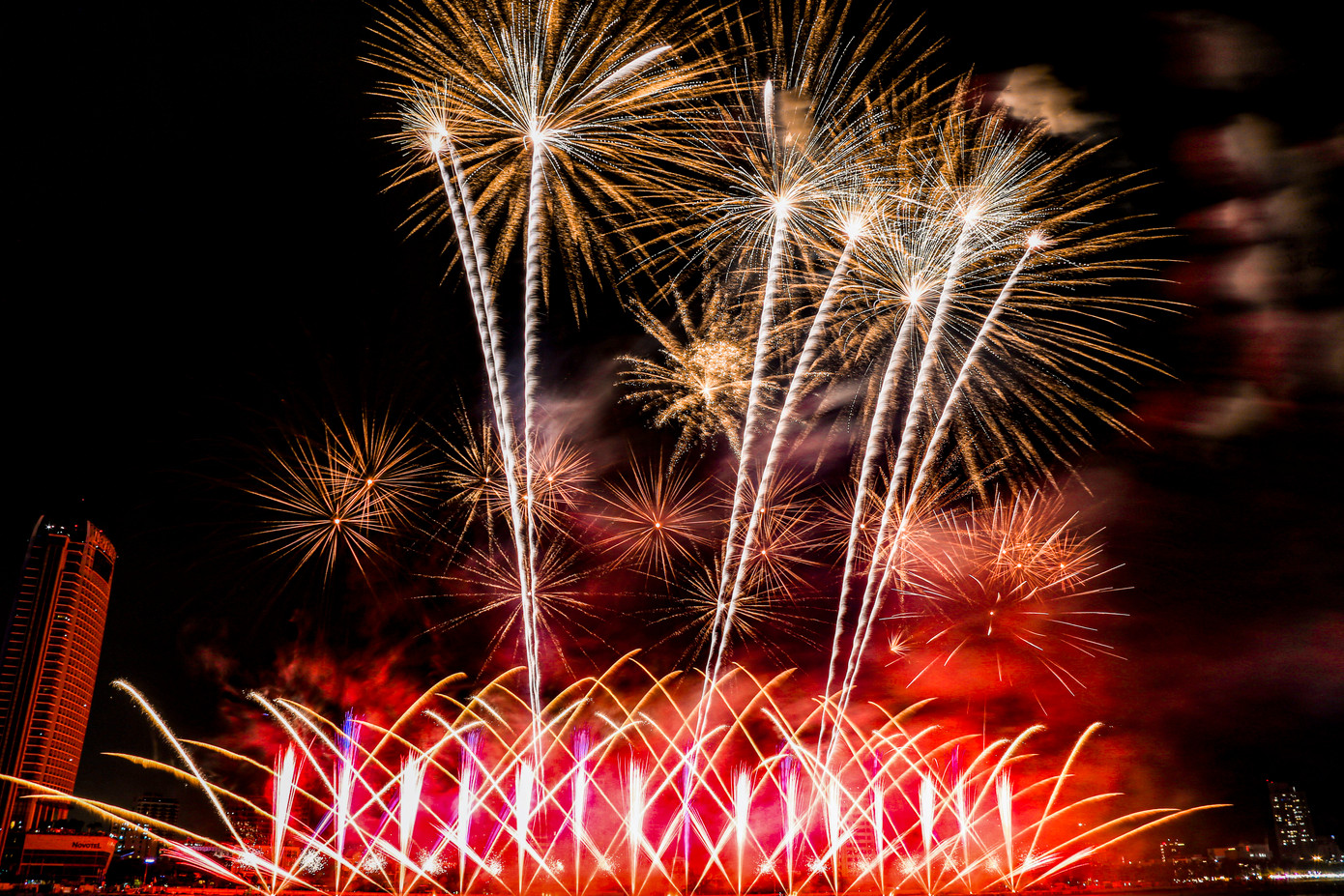 Màn trình diễn khép lại ấn tượng bằng những tràng pháo dày đặc bung tỏa vẽ nên hình ảnh rồng bay lộng lẫy, ôm trọn cảm xúc người xem vào cái kết viên mãn.