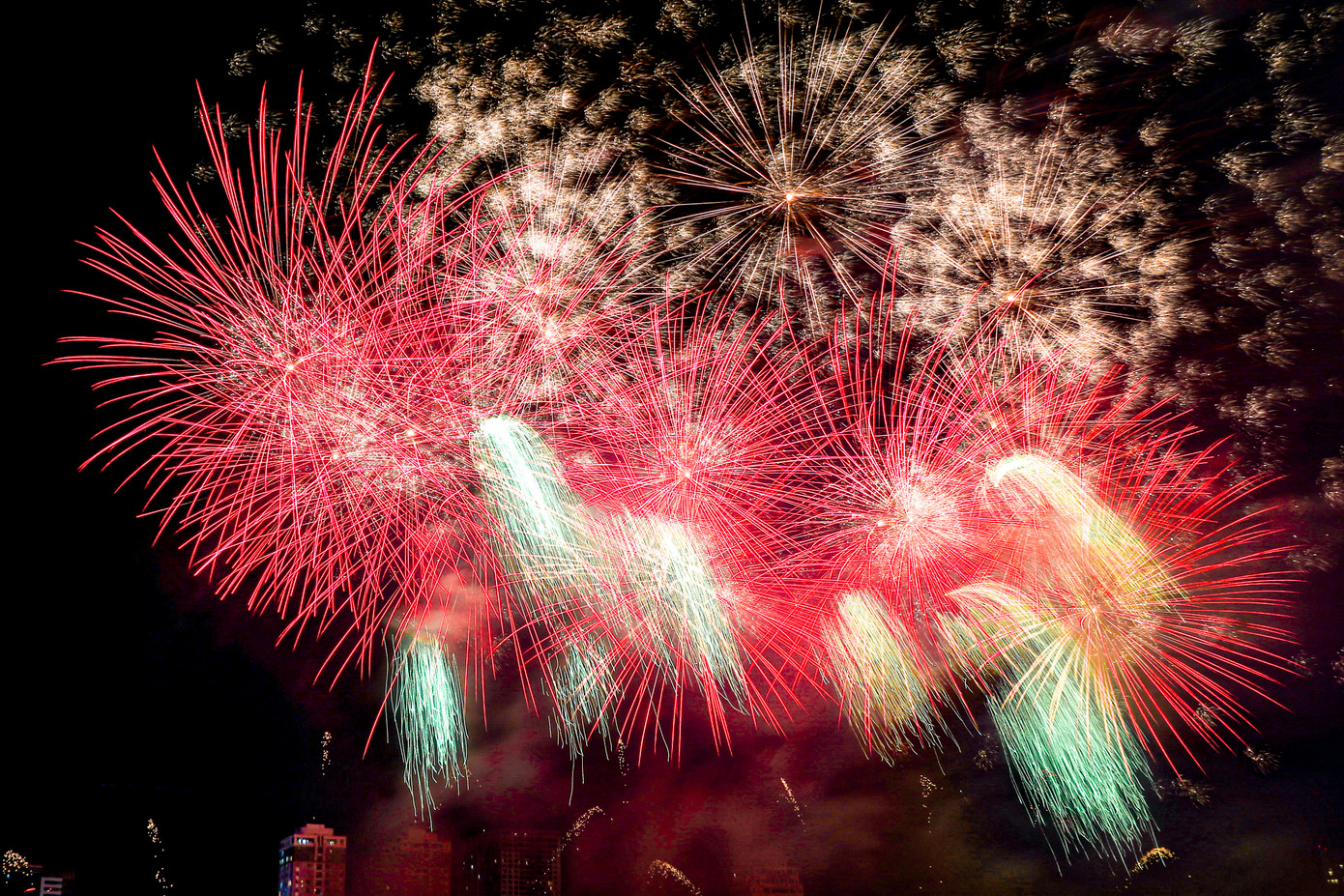 Mở đầu bằng chuỗi pháo tầm cao đỏ rực trên nền nhạc rock và cinematic mạnh mẽ, từng nhịp pháo như nhịp tim của thành phố đang phấn khích đến cao trào. Hiệu ứng ánh sáng sắc nét tạo cảm giác như đang thưởng thức một bộ phim hành động sống động giữa bầu trời đêm.