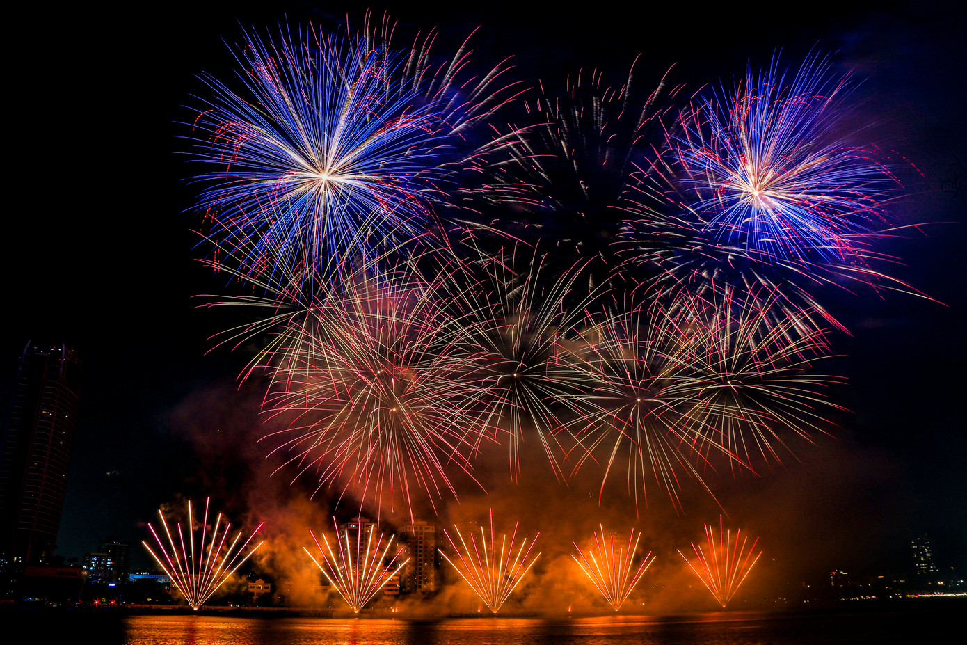 Ngay từ những giây đầu tiên, bản nhạc nền Fanfare nhẹ nhàng vang lên, hòa quyện với những tràng pháo hoa mềm mại, dẫn dắt khán giả bước vào không gian thơ mộng. Mỗi chương đều được dàn dựng tinh tế, chuyển tông uyển chuyển, hiệu ứng màu sắc phong phú như kể một câu chuyện bằng ánh sáng đậm chất điện ảnh.