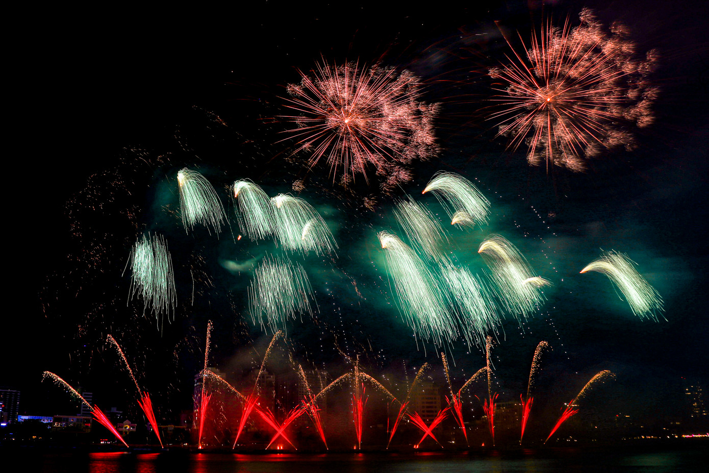 Mở đầu bằng chuỗi pháo tầm cao đỏ rực trên nền nhạc rock và cinematic mạnh mẽ, từng nhịp pháo như nhịp tim của thành phố đang phấn khích đến cao trào. Hiệu ứng ánh sáng sắc nét tạo cảm giác như đang thưởng thức một bộ phim hành động sống động giữa bầu trời đêm.