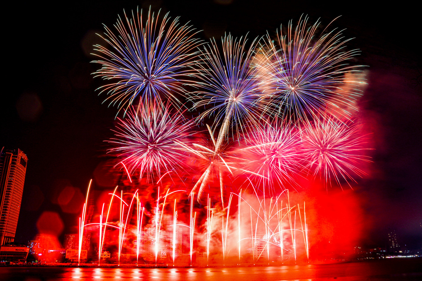 Ngay từ những giây đầu tiên, bản nhạc nền Fanfare nhẹ nhàng vang lên, hòa quyện với những tràng pháo hoa mềm mại, dẫn dắt khán giả bước vào không gian thơ mộng. Mỗi chương đều được dàn dựng tinh tế, chuyển tông uyển chuyển, hiệu ứng màu sắc phong phú như kể một câu chuyện bằng ánh sáng đậm chất điện ảnh.