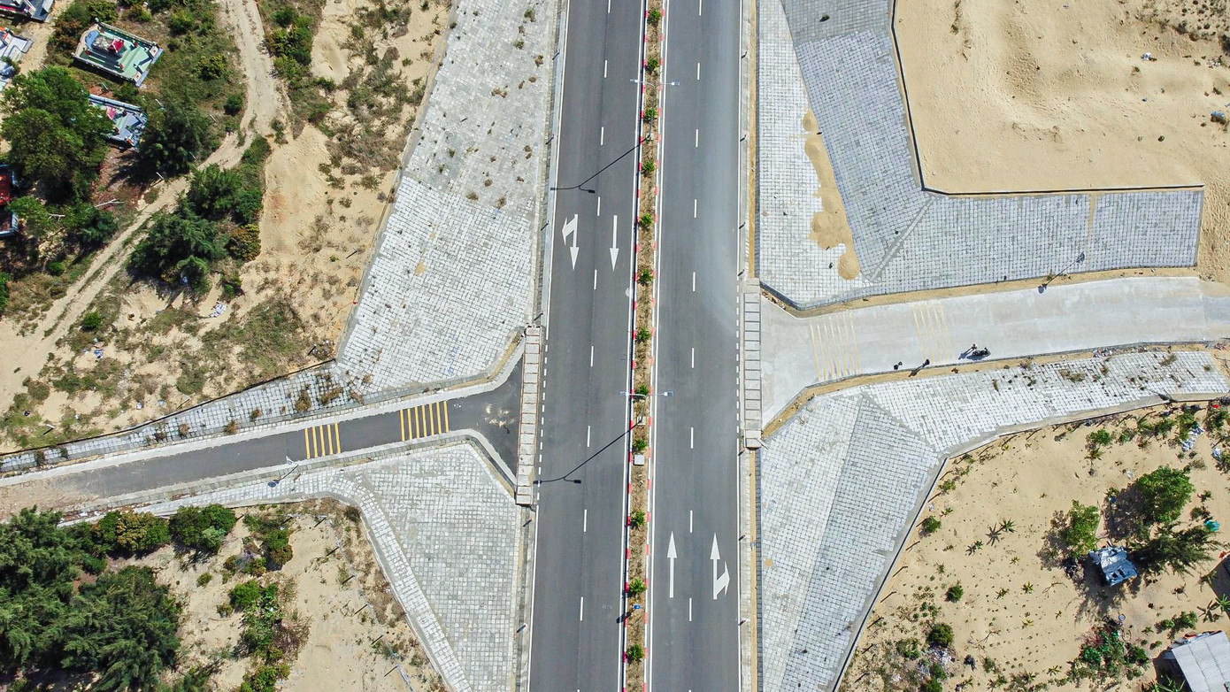 Vào tháng 2/2023, Thủ tướng Phạm Minh Chính dự lễ khánh thành tuyến đường ven biển ở Bình Đình và đã đánh giá rất cao tuyến đường này. Thủ tướng lưu ý, dự án tuyến đường ven biển tỉnh Bình Định phải quy hoạch theo tinh thần là phía Đông của con đường xây dựng các khu vui chơi, giải trí, du lịch. Phía Tây của con đường quy hoạch các khu công nghiệp, khu đô thị.