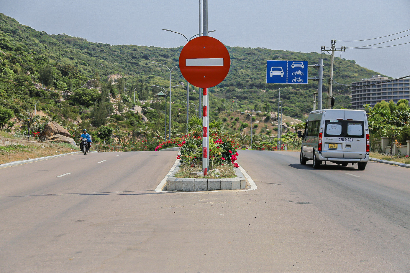 Tuyến đường giúp việc đi lại của người dân được thuận tiện hơn. Nhiều đoạn đường chạy ngang bờ biển có cảnh sắc tuyệt đẹp.