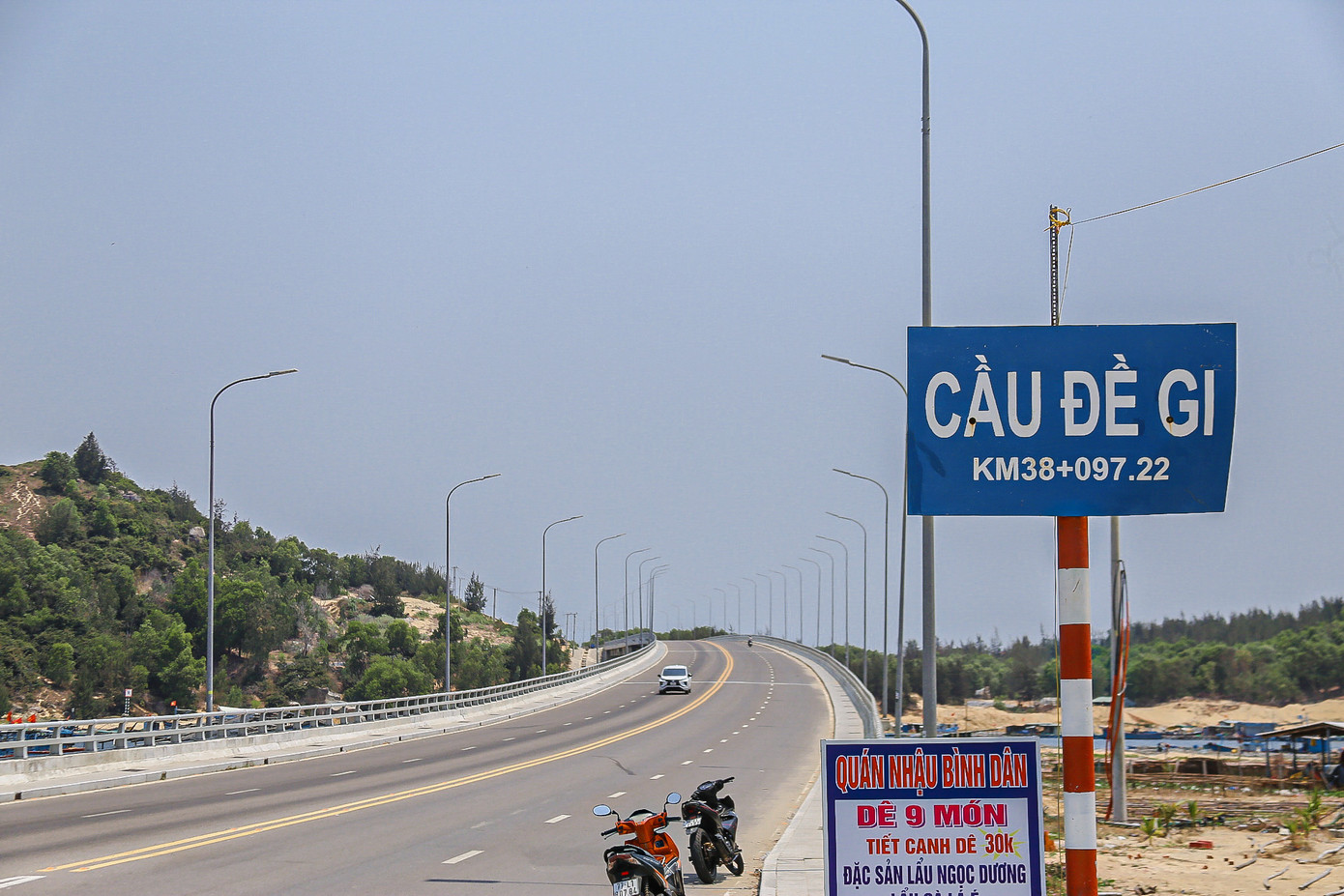 Theo người dân sống ở đây, cầu Đề Gi được đưa vào sử dụng đã hiện thực hóa giấc mơ của người dân hai xã Cát Khánh và Mỹ Thành. Nhờ có cây cầu mà người dân hai xã không còn phải đi đò như trước. Bây giờ giao thông đi lại nhanh chóng nên kinh tế của người dân cũng đi lên, việc buôn bán, giao thương rất thuận lợi.