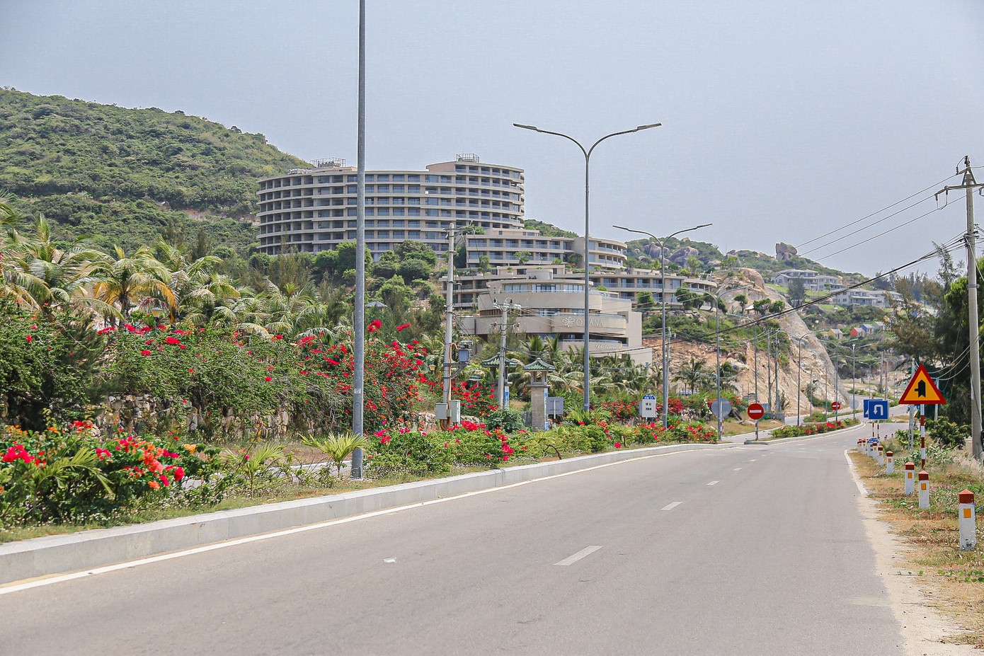 Người dân có công ăn việc làm, nhiều hàng quán mọc lên nhờ tuyến đường được xây dựng.