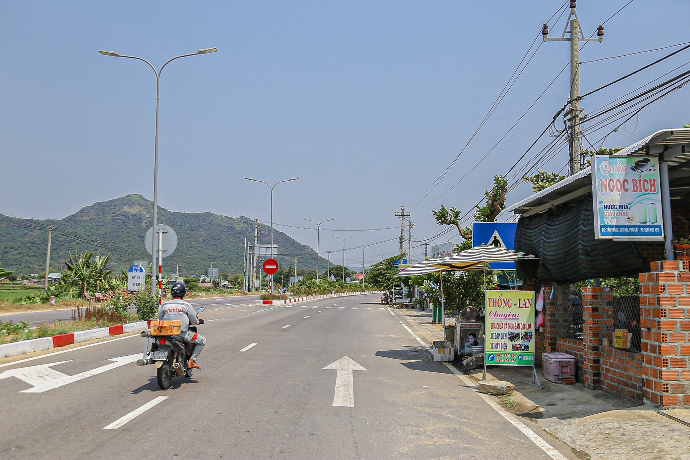 Chị Nguyễn Mỹ Dung (trú thôn An Quang, xã Cát Khánh) cho biết: “Từ sau khi tuyến đường (ĐT.639) khánh thành thì việc buôn bán của chúng tôi cũng thuận lợi hơn, nhiều hàng quán mọc lên từ đó. Nhà tôi trước đây không làm gì được nhưng từ sau khi tuyến đường được mở thì buôn bán thuận lợi, kinh tế đi lên”.