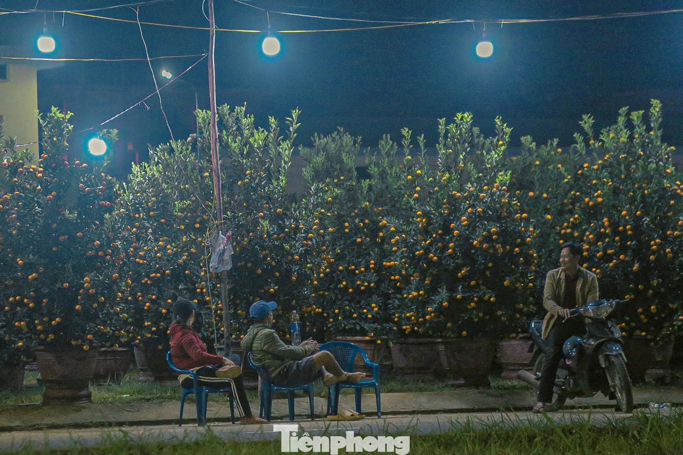 Nhiều tiểu thương ngồi nói chuyện với nhau để qua cơn buồn ngủ. Nhiều tiểu thương ngồi nói chuyện với nhau để qua cơn buồn ngủ.