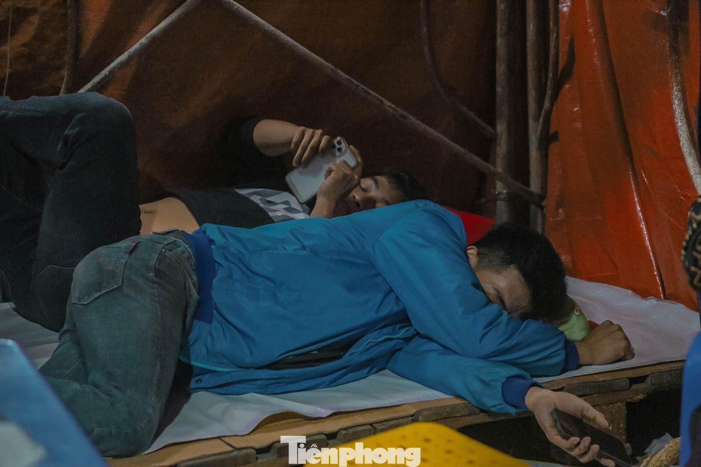 Những lều bạt được dựng tạm bợ hay chiếc ghế xếp được các tiểu thương lựa chọn là nơi nghỉ ngơi sau một ngày dài làm việc. Những lều bạt được dựng tạm bợ hay chiếc ghế xếp được các tiểu thương lựa chọn là nơi nghỉ ngơi sau một ngày dài làm việc.