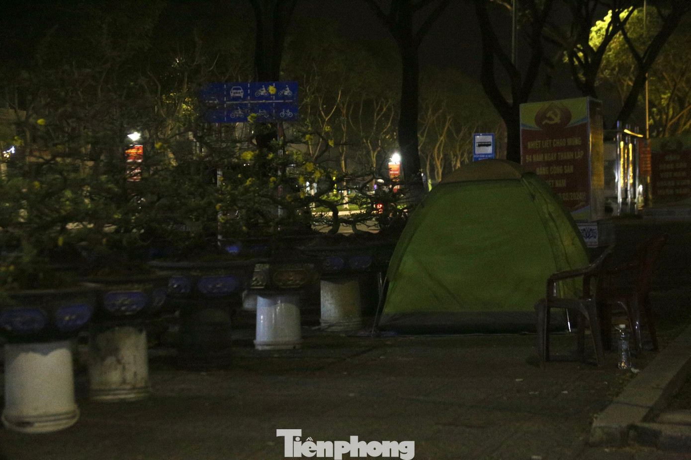 Những lều bạt được dựng tạm bợ hay chiếc ghế xếp được các tiểu thương lựa chọn là nơi nghỉ ngơi sau một ngày dài làm việc. Những lều bạt được dựng tạm bợ hay chiếc ghế xếp được các tiểu thương lựa chọn là nơi nghỉ ngơi sau một ngày dài làm việc.