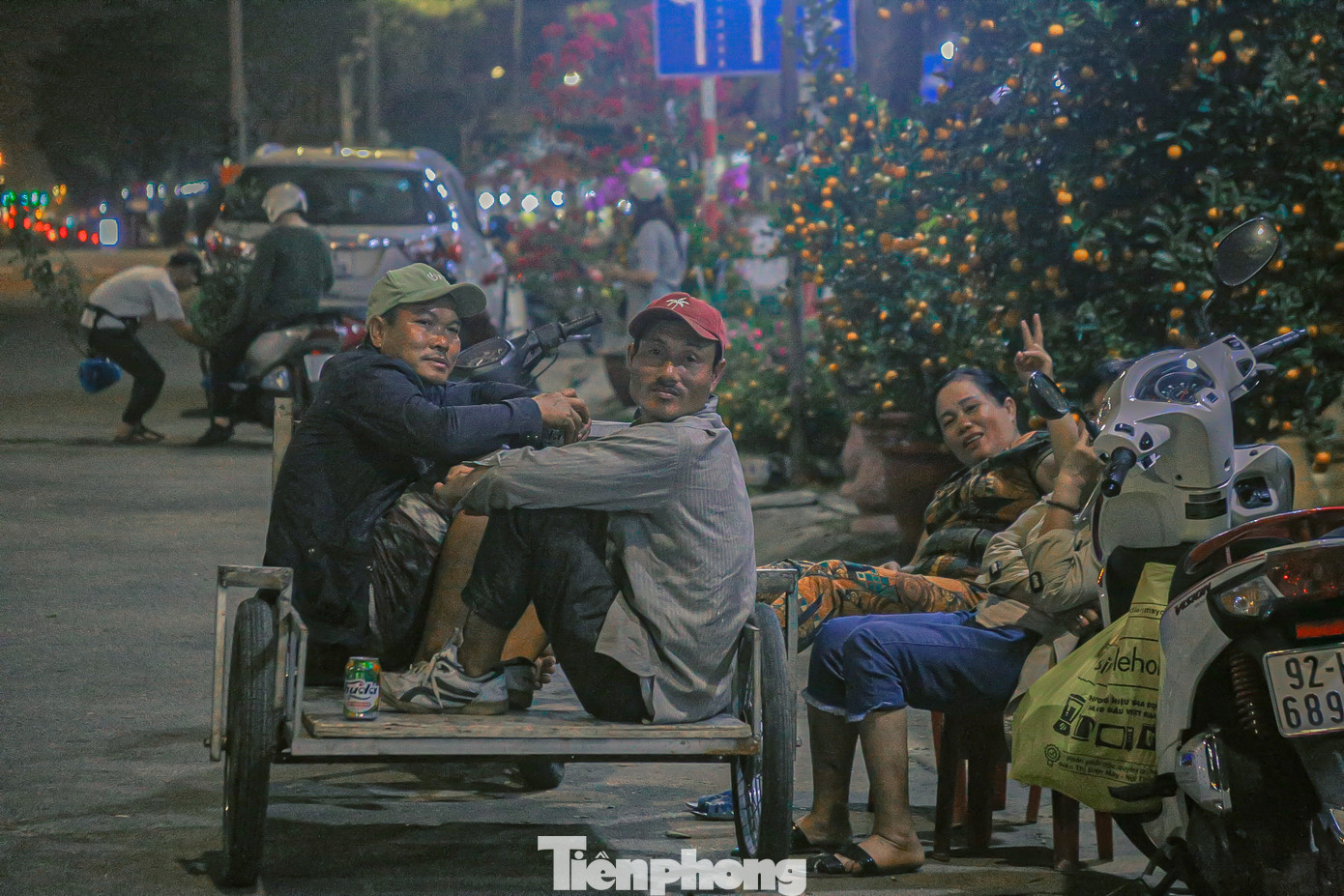 Nhiều tiểu thương ngồi nói chuyện với nhau để qua cơn buồn ngủ. Nhiều tiểu thương ngồi nói chuyện với nhau để qua cơn buồn ngủ.