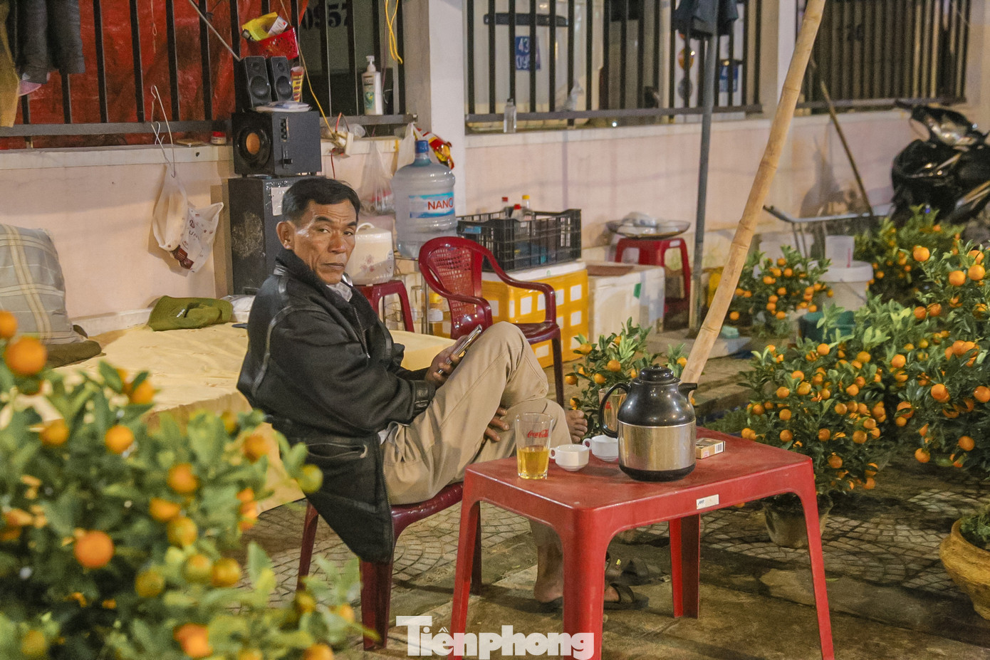 Phải thức xuyên đêm để trông hoa, nhiều tiểu thương chỉ biết bấm điện thoại để "giết" thời gian. Phải thức xuyên đêm để trông hoa, nhiều tiểu thương chỉ biết bấm điện thoại để "giết" thời gian.