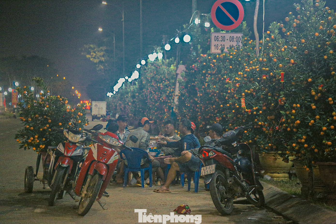 Những ngày cận Tết, đi dọc các tuyến đường trên địa bàn thành phố Đà Nẵng không khó để bắt gặp cảnh “màn trời chiếu đất” của những tiểu thương đang ngày đêm mưu sinh để mong có cái Tết ấm no cùng gia đình. Những ngày cận Tết, đi dọc các tuyến đường trên địa bàn thành phố Đà Nẵng không khó để bắt gặp cảnh “màn trời chiếu đất” của những tiểu thương đang ngày đêm mưu sinh để mong có cái Tết ấm no cùng gia đình.