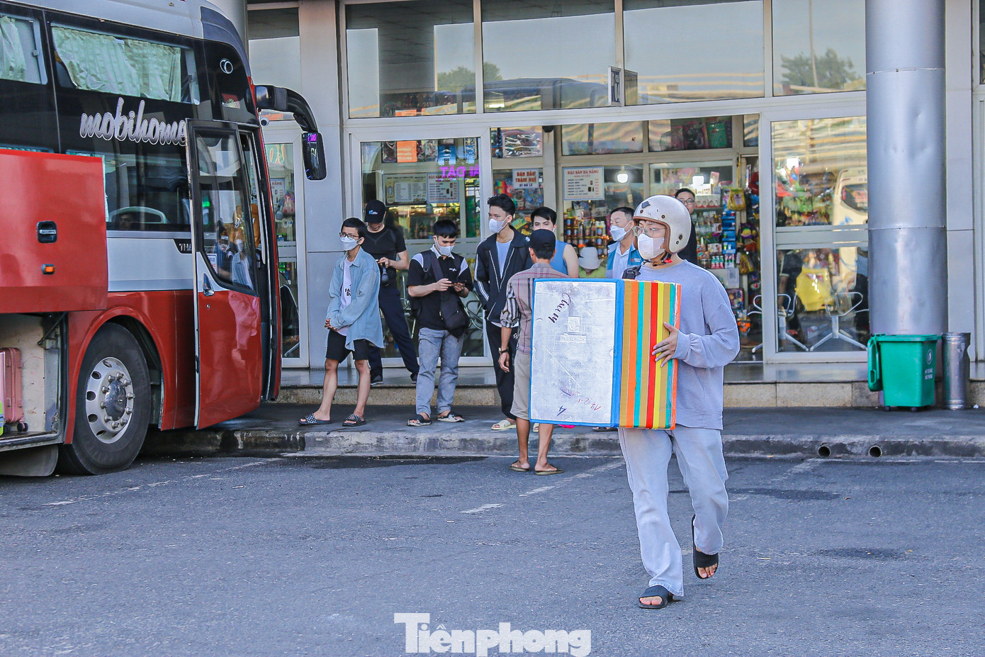 Nhiều người sau kỳ nghỉ lễ khi trở lại thành phố đã "tay xách, nách mang” đồ đạc, quà quê lỉnh kỉnh khi xuống bến xe, ga tàu.