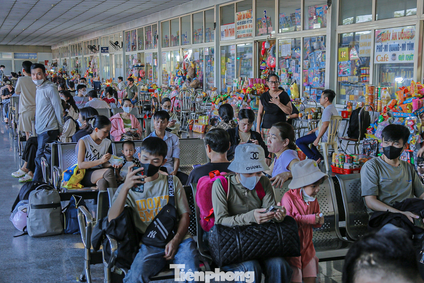 Ghi nhận của Tiền Phong, ngày 30/8, nhiều người dân đã bắt đầu chuẩn bị hành lý, di chuyển ra các bến xe Đà Nẵng để về quê sớm trong dịp nghỉ lễ Quốc khánh 2/9 năm nay. Lượng hành khách lựa chọn về quê, đi du lịch… bằng xe khách đã gia tăng đột biến so với những ngày thường. Ghi nhận của Tiền Phong, ngày 30/8, nhiều người dân đã bắt đầu chuẩn bị hành lý, di chuyển ra các bến xe Đà Nẵng để về quê sớm trong dịp nghỉ lễ Quốc khánh 2/9 năm nay. Lượng hành khách lựa chọn về quê, đi du lịch… bằng xe khách đã gia tăng đột biến so với những ngày thường.