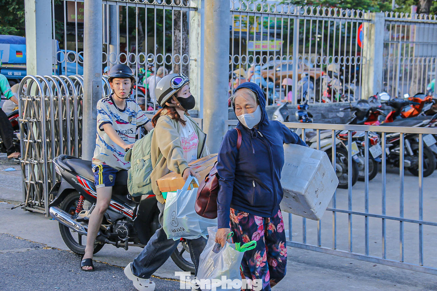 Dòng người vội vã tay xách nách mang rất nhiều đồ đạc để kịp chuyến xe về quê. Dòng người vội vã tay xách nách mang rất nhiều đồ đạc để kịp chuyến xe về quê.