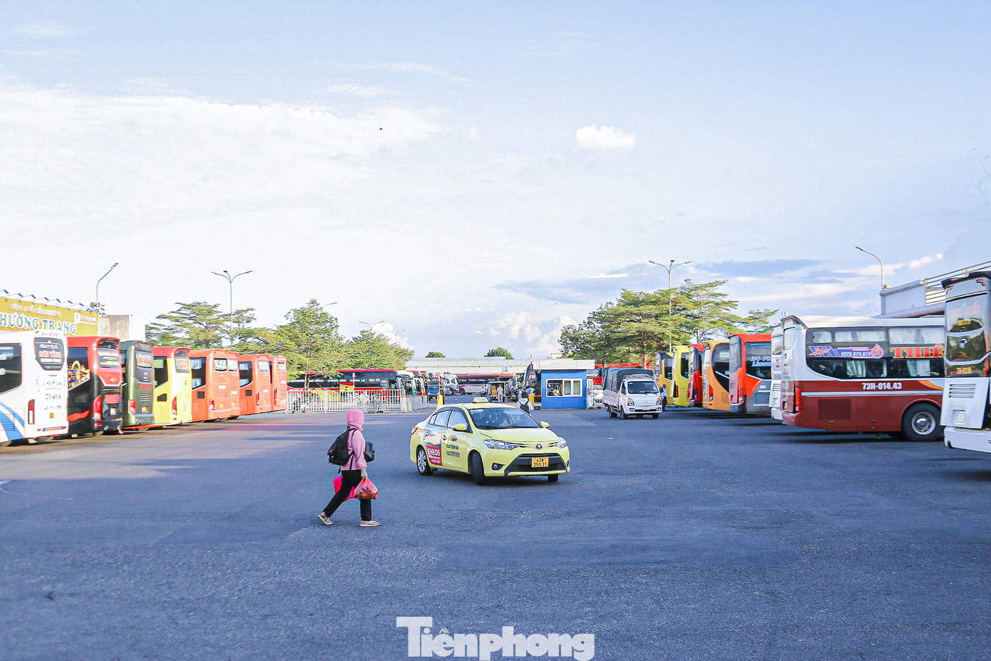 Bà Phan Thị Ngọc Lan, Phó Giám đốc Công ty Cổ phần Vận tải và Quản lý bến xe Đà Nẵng cho hay, dịp nghỉ lễ năm nay, mỗi ngày có từ 500 - 600 xe xuất bến, lượng khách tăng 30% so với cùng kỳ năm ngoái. Bến xe Trung tâm thành phố Đà Nẵng đã phối hợp với các đơn vị vận tải hành khách lên kế hoạch huy động, dự phòng phương tiện sẵn sàng phục vụ khi có nhu cầu. Bà Phan Thị Ngọc Lan, Phó Giám đốc Công ty Cổ phần Vận tải và Quản lý bến xe Đà Nẵng cho hay, dịp nghỉ lễ năm nay, mỗi ngày có từ 500 - 600 xe xuất bến, lượng khách tăng 30% so với cùng kỳ năm ngoái. Bến xe Trung tâm thành phố Đà Nẵng đã phối hợp với các đơn vị vận tải hành khách lên kế hoạch huy động, dự phòng phương tiện sẵn sàng phục vụ khi có nhu cầu.