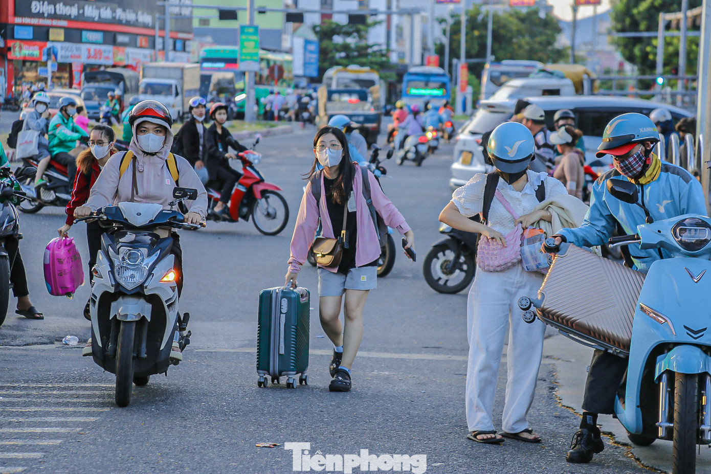 Dòng người vội vã tay xách nách mang rất nhiều đồ đạc để kịp chuyến xe về quê. Dòng người vội vã tay xách nách mang rất nhiều đồ đạc để kịp chuyến xe về quê.