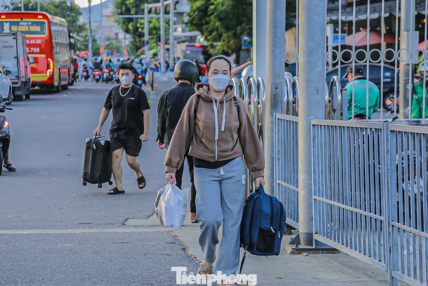 Chị Nguyễn Thị Mai (quê Quảng Bình) cho biết, để tránh ùn tắc và hết vé về nên đã có mặt từ rất sớm. “Năm nay nghỉ lễ Quốc khánh 2/9 được 4 ngày nên tôi đã chuẩn bị đồ đạc từ trước, vừa làm xong là xách đồ đi ngay. Tôi rất ít khi về thăm quê vì nhà khá xa, một phần cũng do lịch làm việc dày đặc. Nghỉ lễ năm nay tôi quyết định về thăm nhà, thăm ba mẹ một chuyến”, chị Mai nói. Chị Nguyễn Thị Mai (quê Quảng Bình) cho biết, để tránh ùn tắc và hết vé về nên đã có mặt từ rất sớm. “Năm nay nghỉ lễ Quốc khánh 2/9 được 4 ngày nên tôi đã chuẩn bị đồ đạc từ trước, vừa làm xong là xách đồ đi ngay. Tôi rất ít khi về thăm quê vì nhà khá xa, một phần cũng do lịch làm việc dày đặc. Nghỉ lễ năm nay tôi quyết định về thăm nhà, thăm ba mẹ một chuyến”, chị Mai nói.