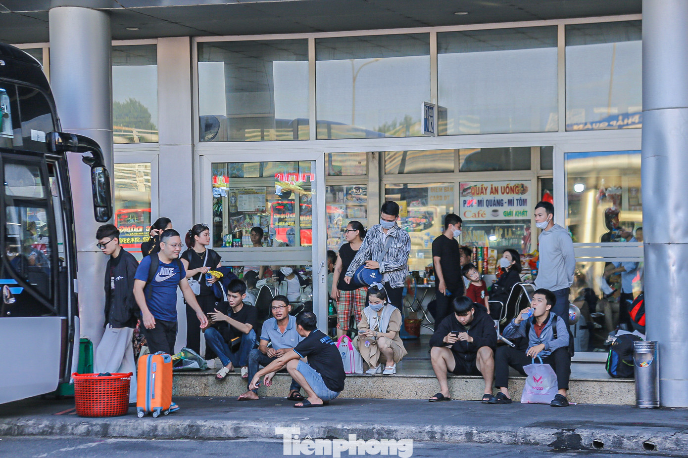 Rất nhiều hành khách phải ngồi chờ vì đến quá sớm. Rất nhiều hành khách phải ngồi chờ vì đến quá sớm.