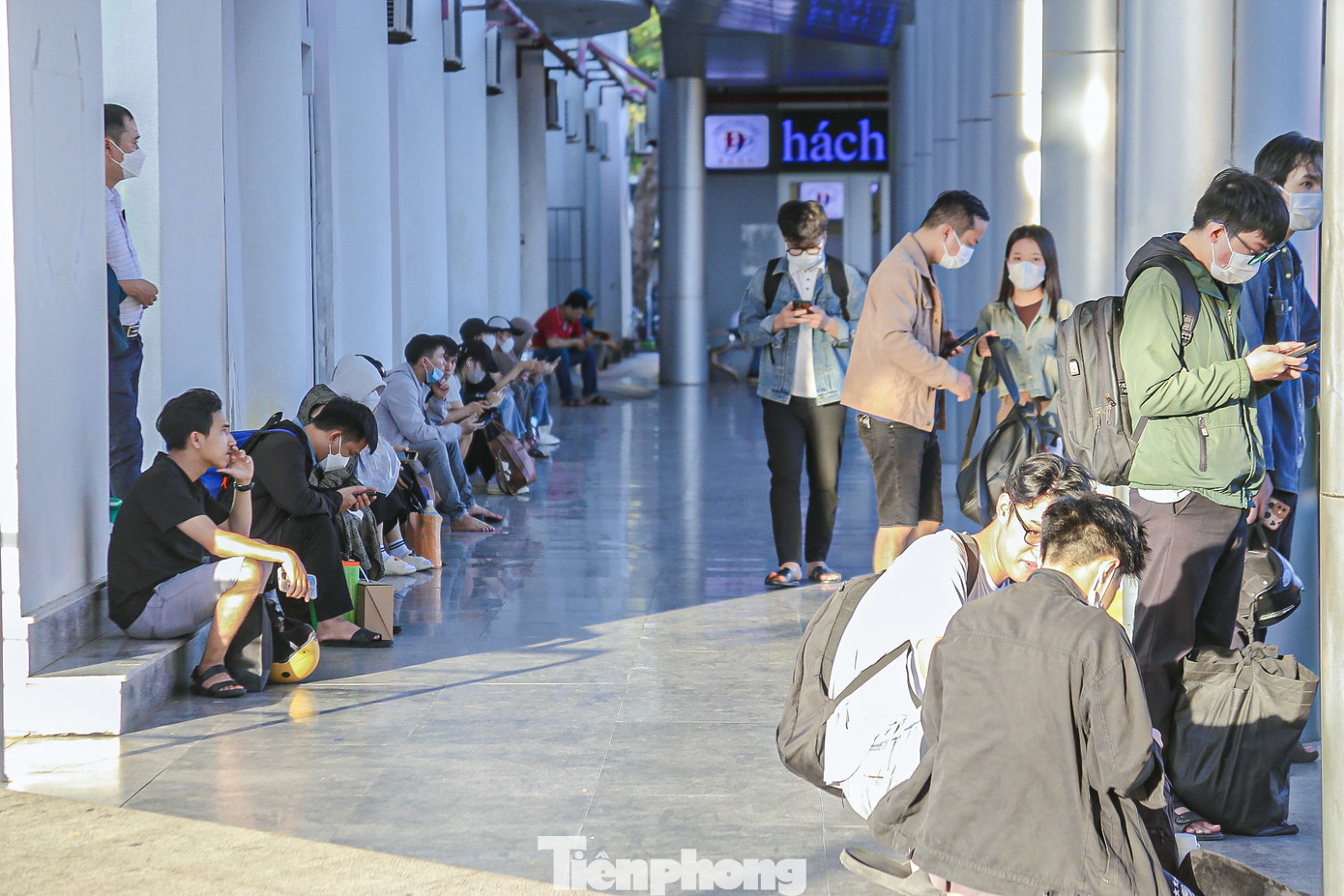 Rất nhiều hành khách phải ngồi chờ vì đến quá sớm. Rất nhiều hành khách phải ngồi chờ vì đến quá sớm.