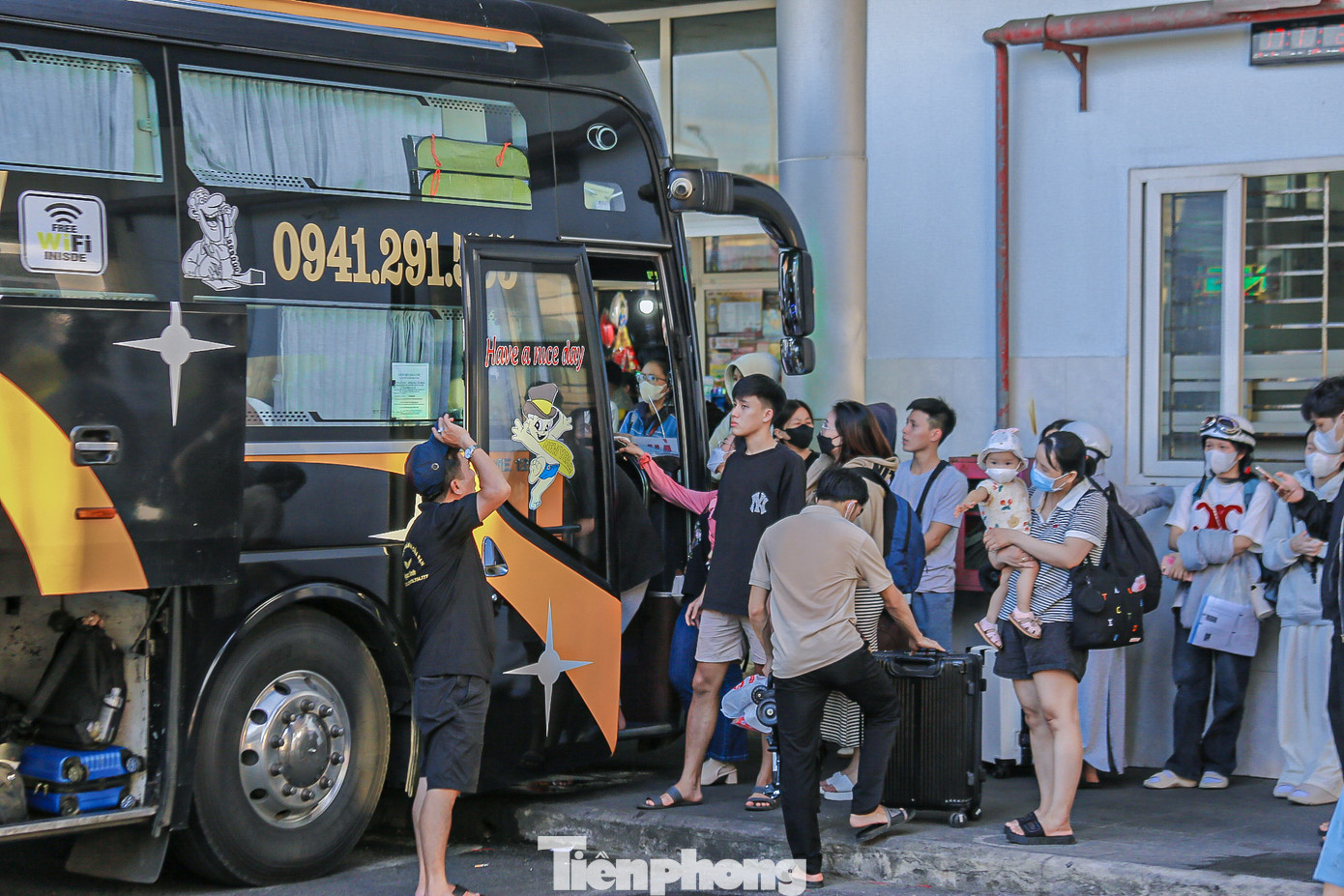 Nhiều người phải đứng đợi để được lên xe. Nhiều người phải đứng đợi để được lên xe.