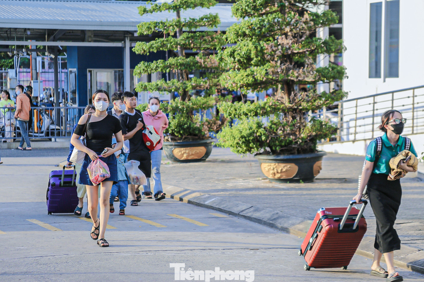 Dòng người vội vã tay xách nách mang rất nhiều đồ đạc để kịp chuyến xe về quê. Dòng người vội vã tay xách nách mang rất nhiều đồ đạc để kịp chuyến xe về quê.