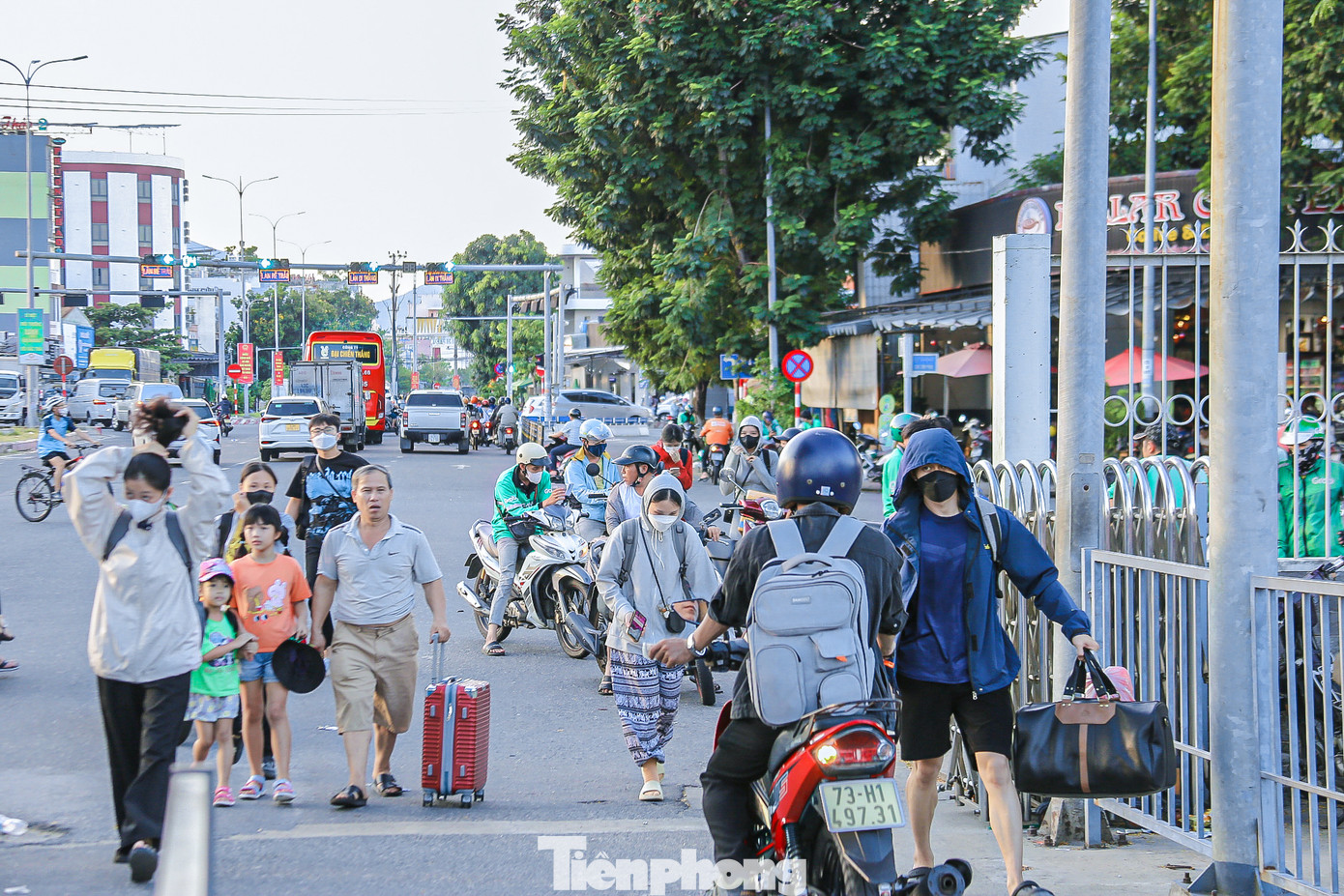 Dòng người vội vã tay xách nách mang rất nhiều đồ đạc để kịp chuyến xe về quê. Dòng người vội vã tay xách nách mang rất nhiều đồ đạc để kịp chuyến xe về quê.