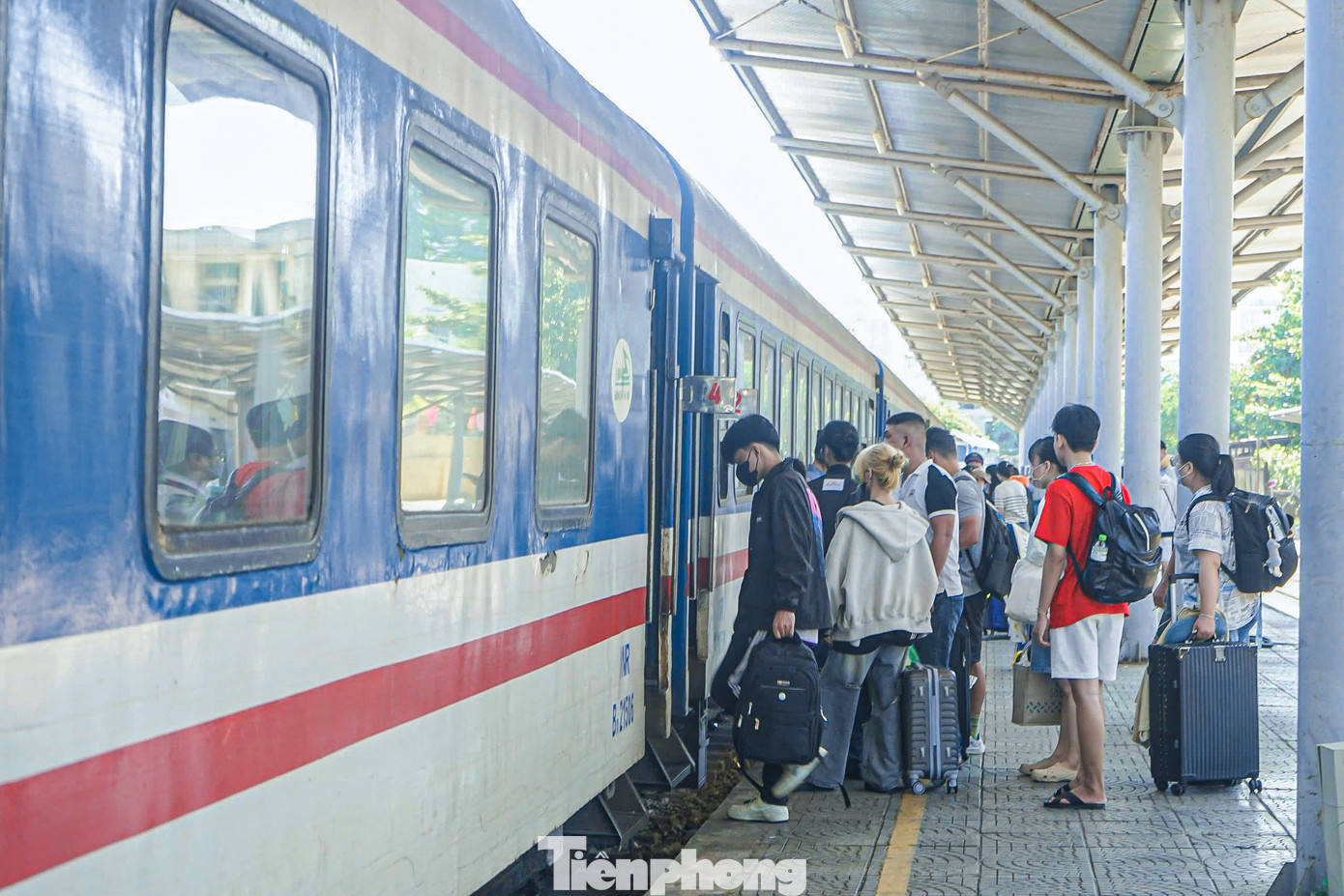 Tại ga Đà Nẵng, nhiều hành khách cũng đã chọn đi tàu để về quê trong dịp lễ Quốc khánh năm nay. Tại ga Đà Nẵng, nhiều hành khách cũng đã chọn đi tàu để về quê trong dịp lễ Quốc khánh năm nay.