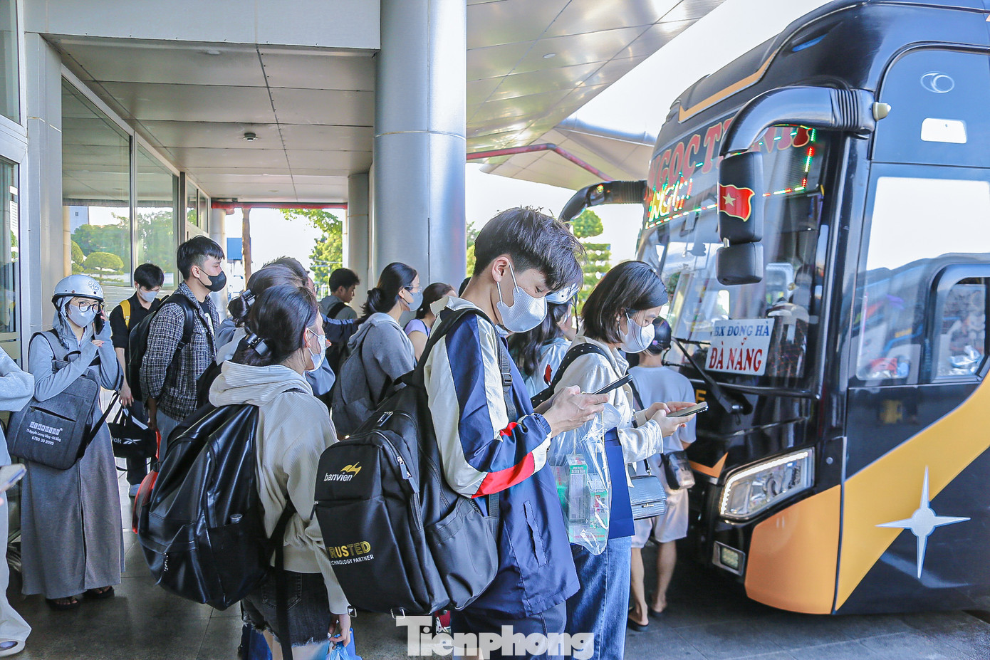 Các ghế ngồi chờ lên xe tại sảnh chính của bến xe gần như phủ kín hành khách. Các ghế ngồi chờ lên xe tại sảnh chính của bến xe gần như phủ kín hành khách.