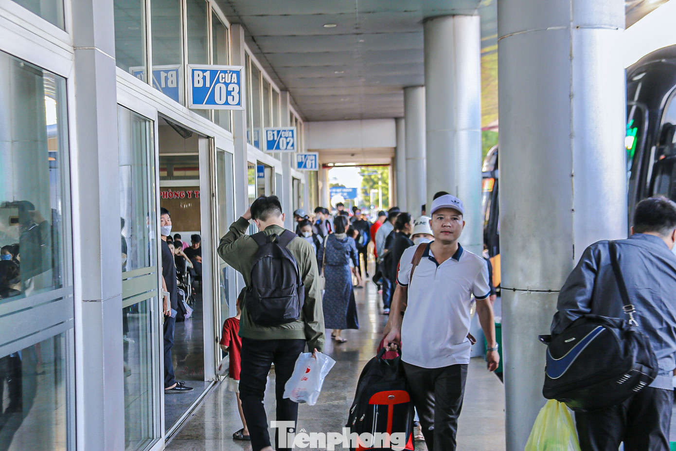 “Lượng khách đi lại tăng nhưng không xảy ra tình trạng cháy vé, hết vé. Trường hợp tăng tuyến, chúng tôi chủ động làm việc với các đơn vị vận tải khi cần điều động phương tiện để phục vụ hành khách. Ngoài ra, chúng tôi đã có thông tin giá vé và niêm yết giá cho mọi người nắm rõ”, bà Lan cho biết. “Lượng khách đi lại tăng nhưng không xảy ra tình trạng cháy vé, hết vé. Trường hợp tăng tuyến, chúng tôi chủ động làm việc với các đơn vị vận tải khi cần điều động phương tiện để phục vụ hành khách. Ngoài ra, chúng tôi đã có thông tin giá vé và niêm yết giá cho mọi người nắm rõ”, bà Lan cho biết.